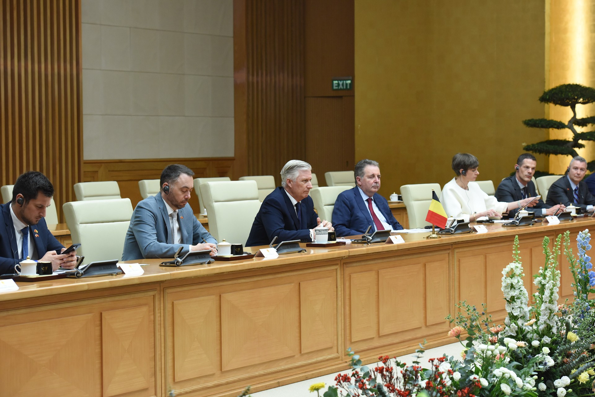 El rey Felipe de Bélgica y miembros de su delegación en la cita.