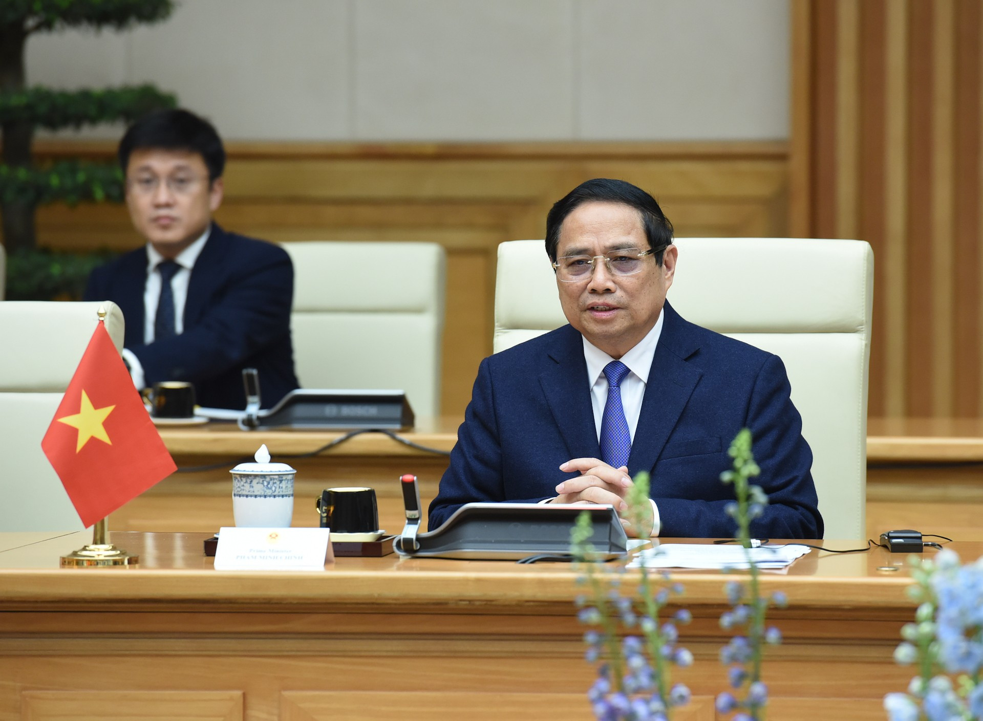 El primer ministro Pham Minh Chinh habla en el encuentro.