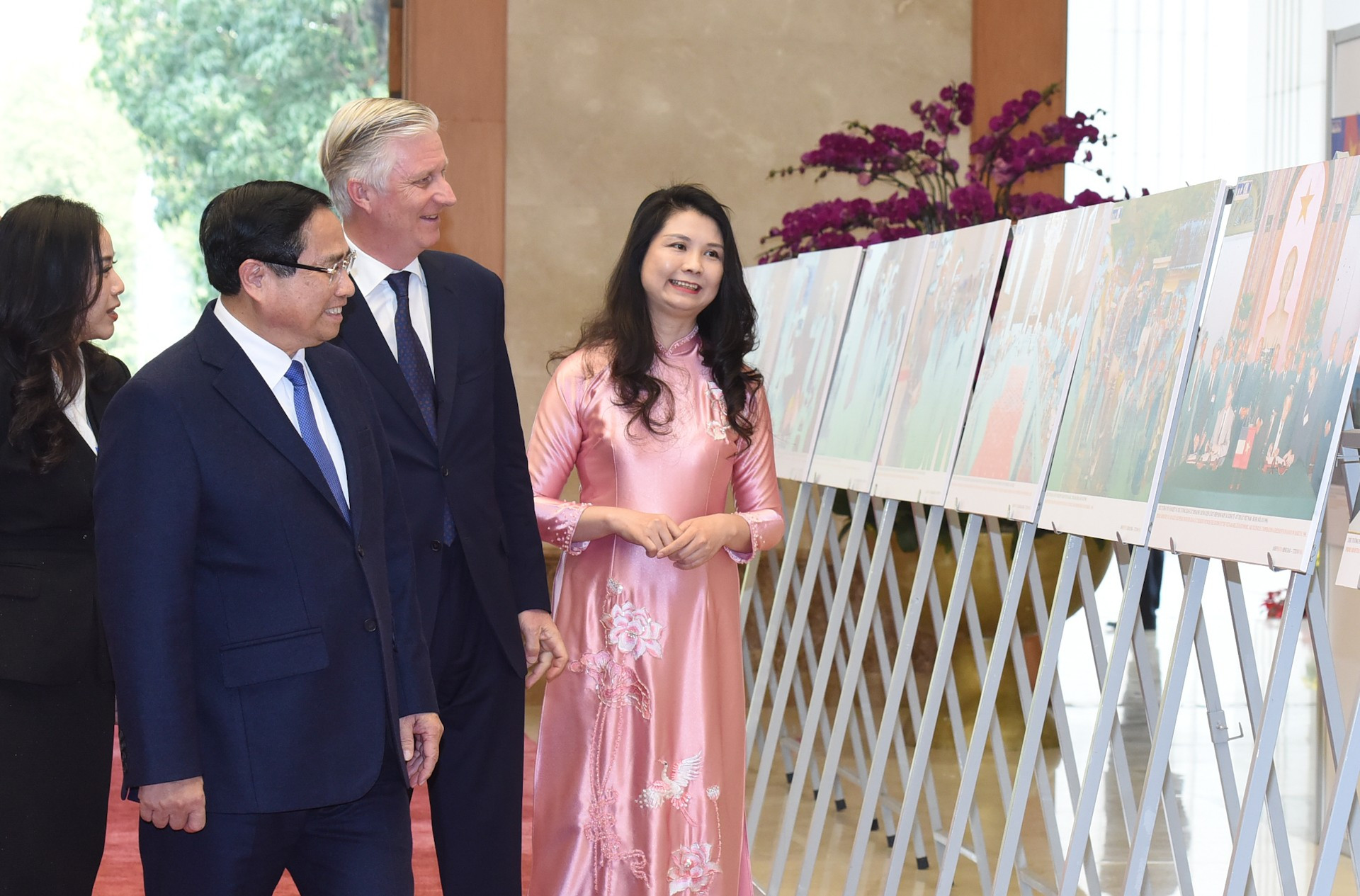 El primer ministro Pham Minh Chinh y el rey Felipe de Bélgica visitan una exposición fotográfica sobre la cooperación entre los dos países.