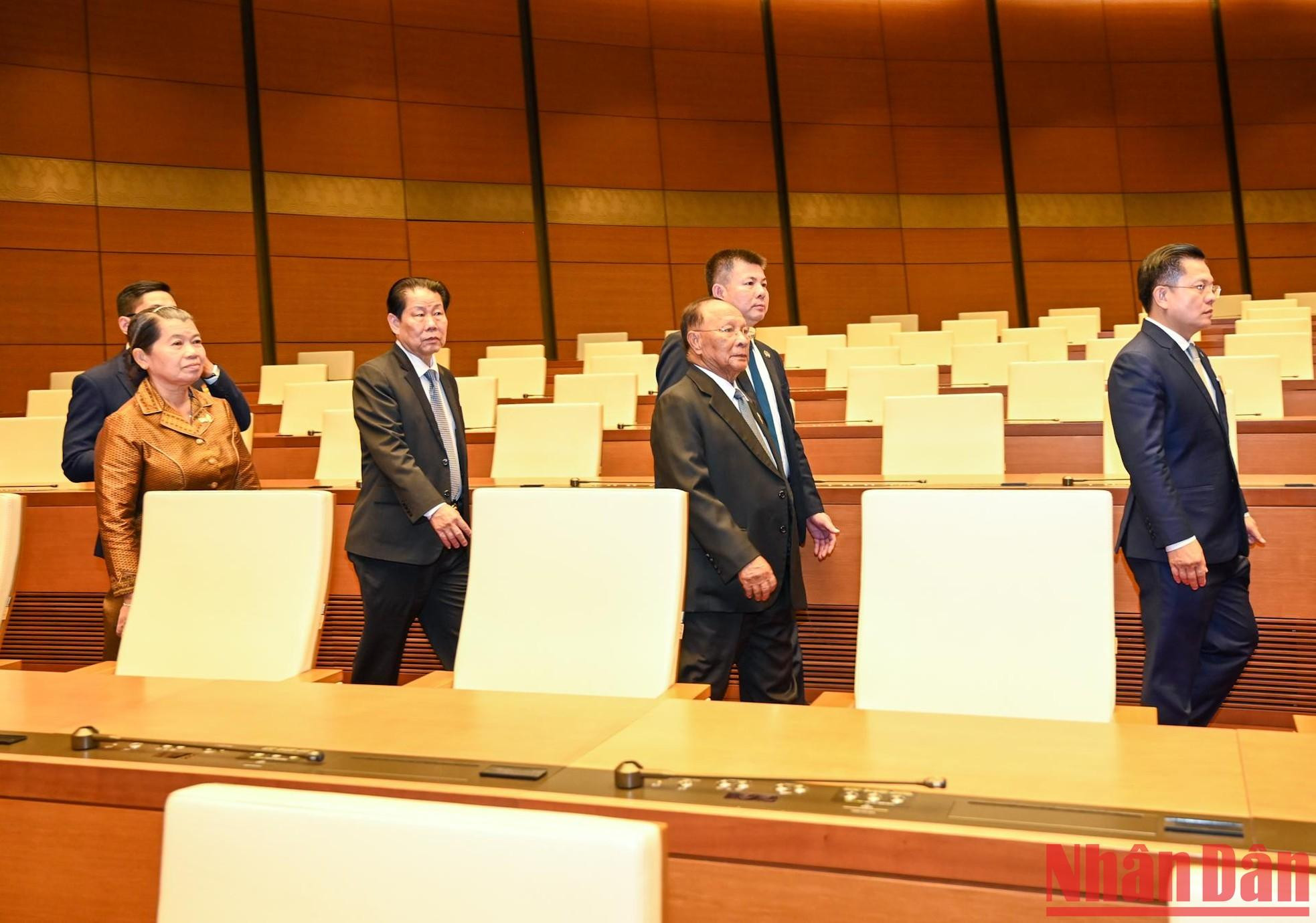 Samdech Heng Samri y la vice premier y titular de la cartera de Relaciones con la Asamblea Nacional, el Senado y la Inspección de Camboya, Men Sam An, junto con otros miembros de la delegación camboyana, en la sala de reuniones de Dien Hong.