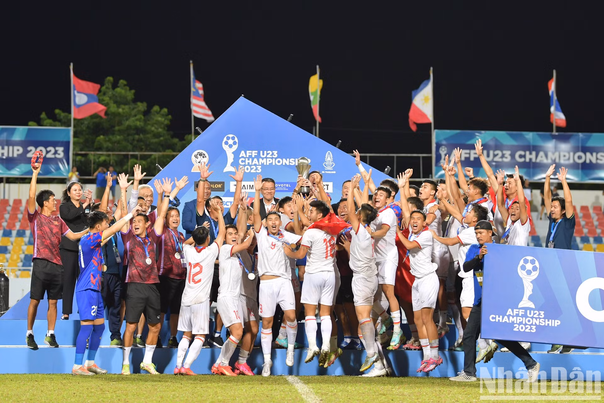 La selección de Vietnam consigue una vez más el trofeo y la Medalla de Oro. La selección de Vietnam consigue una vez más el trofeo y la Medalla de Oro.