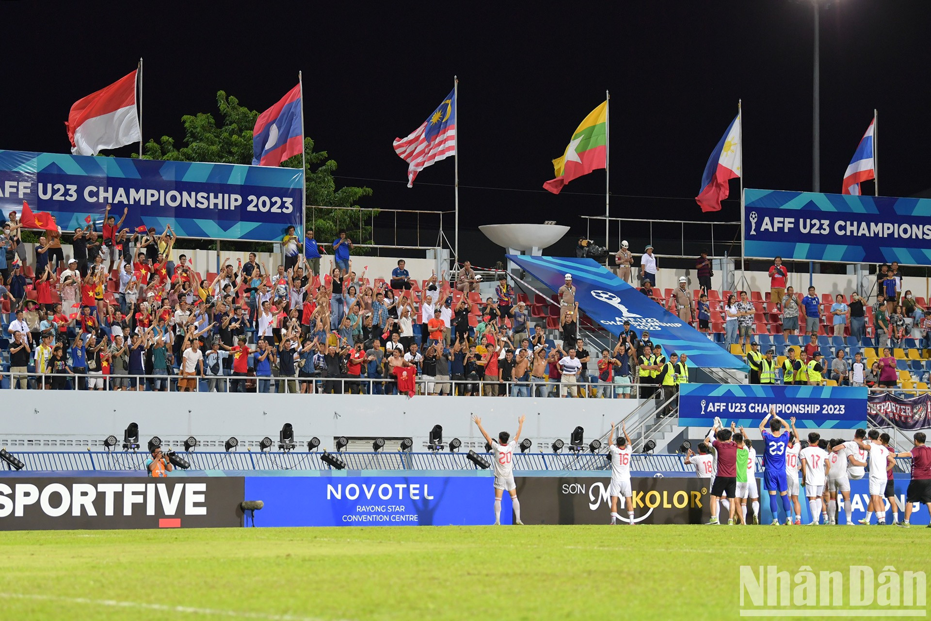 Los jóvenes futbolistas vietnamitas agradecen a los aficionados por acompañar y alentar al equipo en la final. Los jóvenes futbolistas vietnamitas agradecen a los aficionados por acompañar y alentar al equipo en la final.