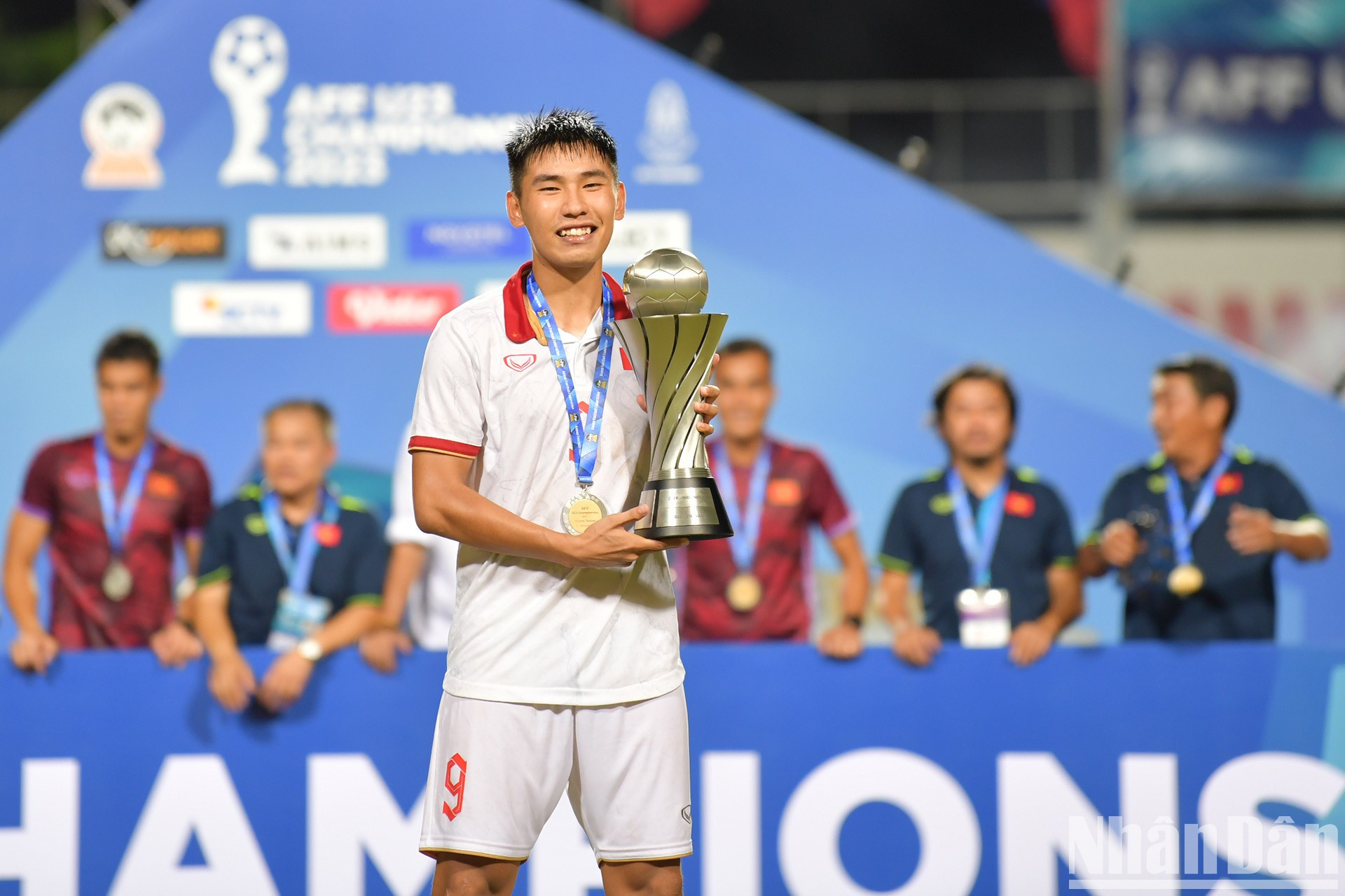 El artillero Dinh Xuan Tien y la Copa del Campeonato AFF Sub-23 de 2023. El artillero Dinh Xuan Tien y la Copa del Campeonato AFF Sub-23 de 2023.
