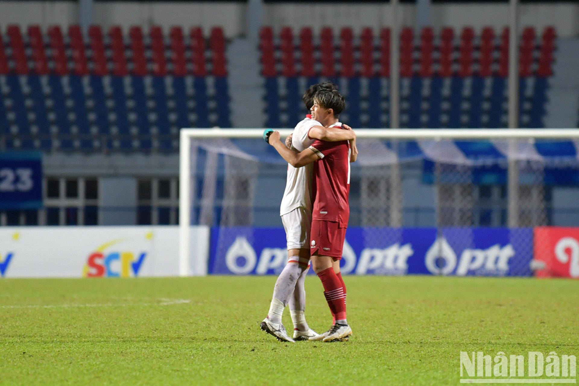 Los jugadores de ambos equipos se abrazan tras ofrecer a los espectadores un intenso partido. Los jugadores de ambos equipos se abrazan tras ofrecer a los espectadores un intenso partido.