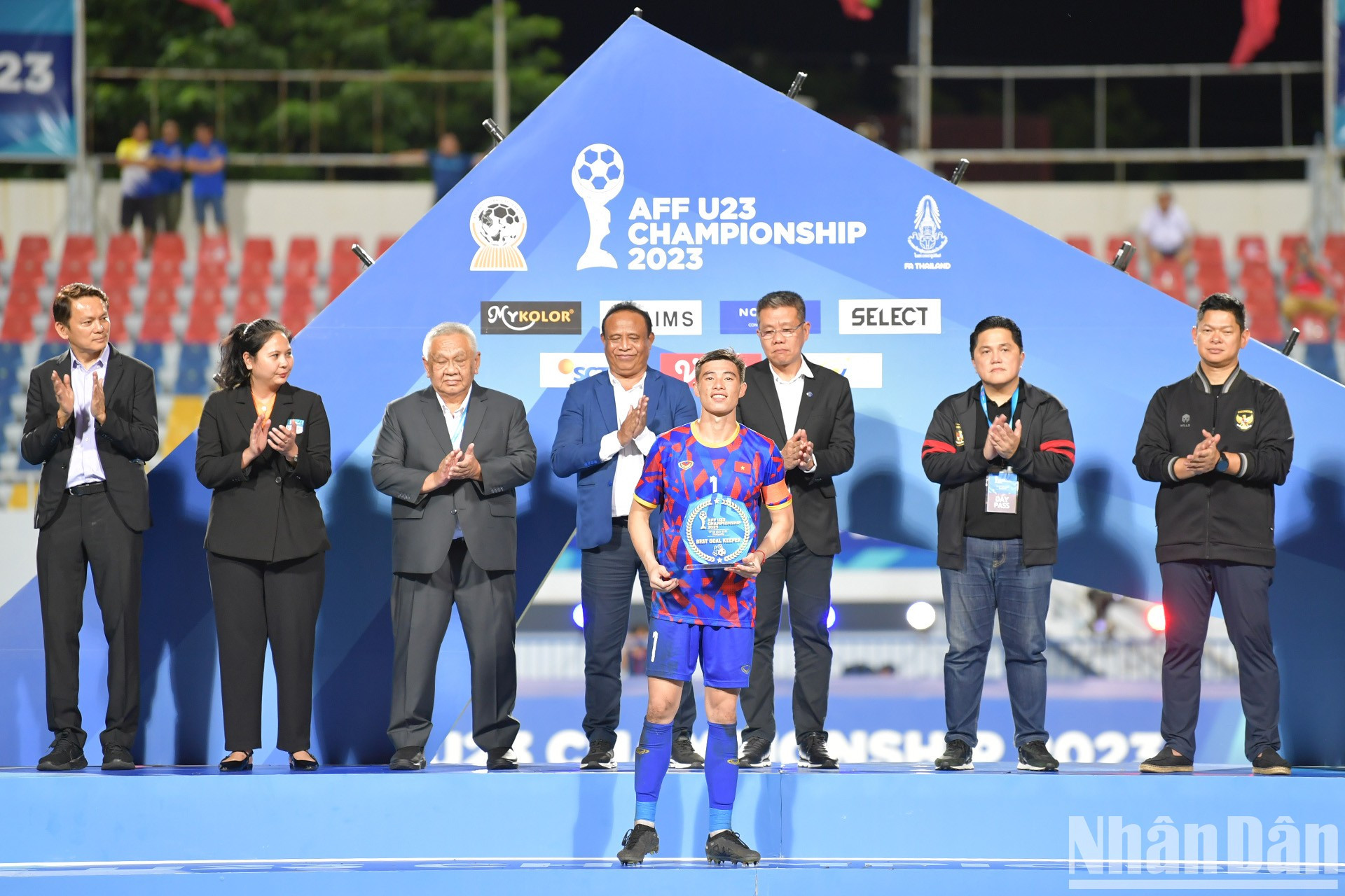 Quan Van Chuan recibe el merecido premio de Mejor Portero del torneo. Quan Van Chuan recibe el merecido premio de Mejor Portero del torneo.