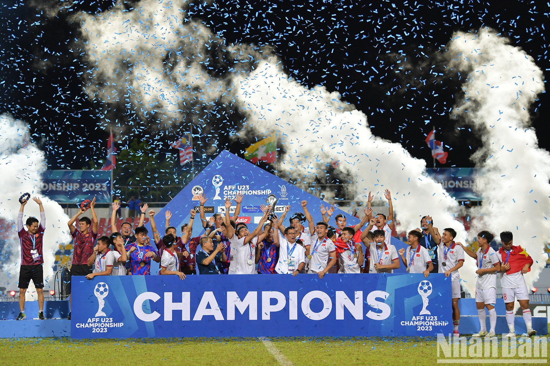 El entrenador Hoang Anh Tuan y sus discípulos festejan el triunfo. El entrenador Hoang Anh Tuan y sus discípulos festejan el triunfo.