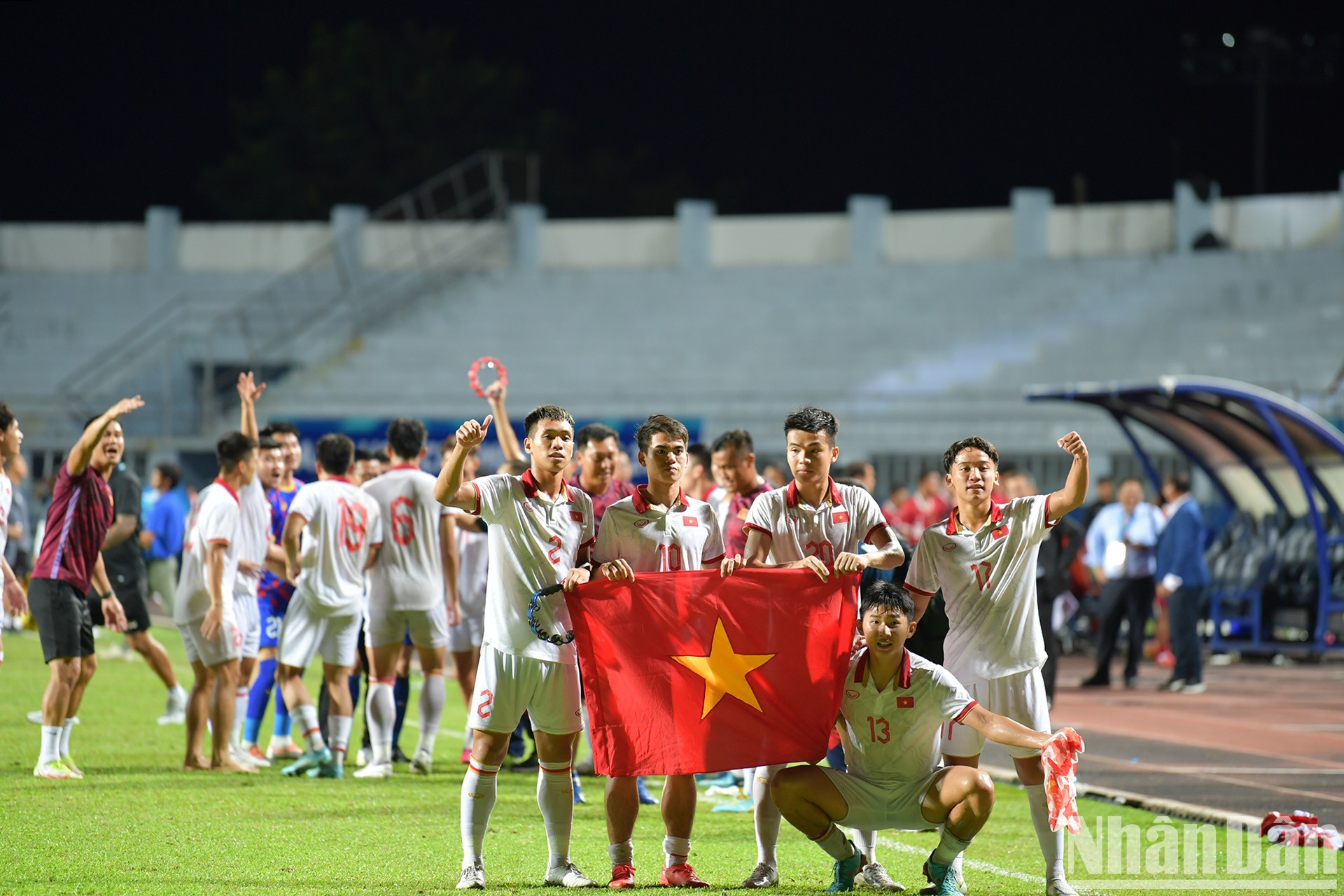 Los jugadores vietnamitas celebran la victoria con la bandera nacional. Los jugadores vietnamitas celebran la victoria con la bandera nacional.