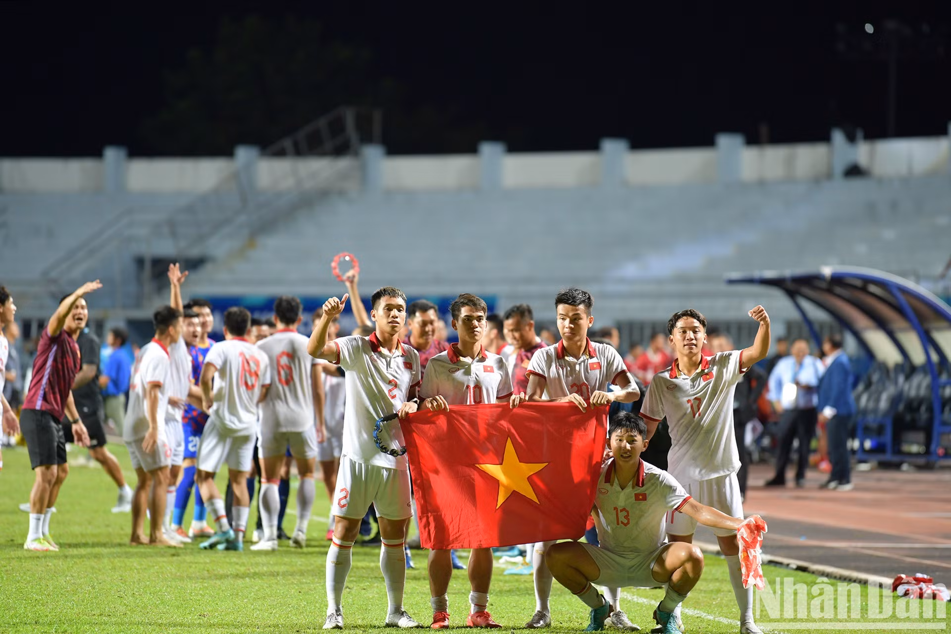Los jugadores vietnamitas celebran la victoria con la bandera nacional. Los jugadores vietnamitas celebran la victoria con la bandera nacional.