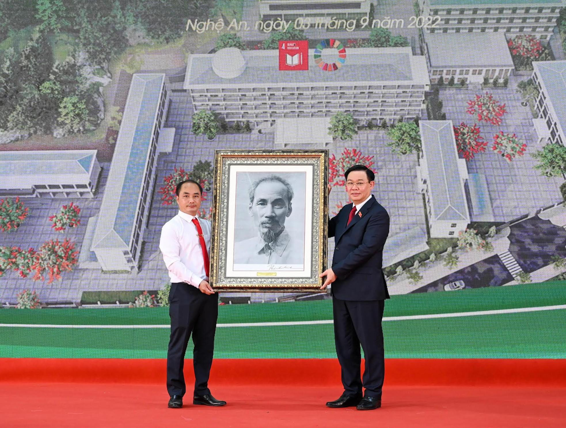 El presidente de la Asamblea Nacional, Vuong Dinh Hue, entrega obsequios a la escuela.