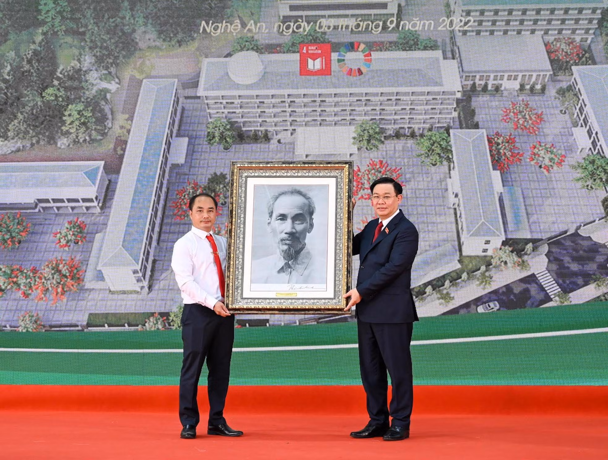 El presidente de la Asamblea Nacional, Vuong Dinh Hue, entrega obsequios a la escuela. El presidente de la Asamblea Nacional, Vuong Dinh Hue, entrega obsequios a la escuela.