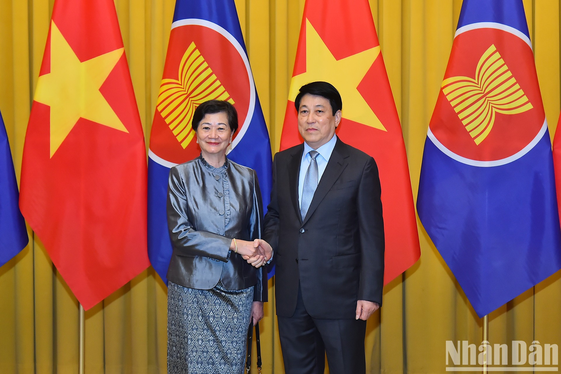 El presidente vietnamita y la embajadora de Camboya en Vietnam, Chea Kimtha.