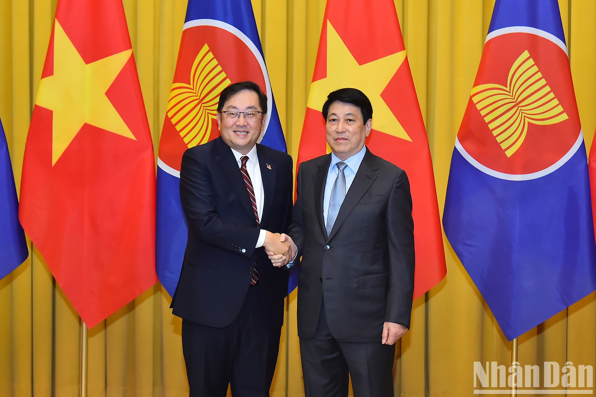 El presidente Luong Cuong y el embajador de Malasia en Vietnam, Dato&apos; Tan Yang Thai (presidente de la Asean 2025).