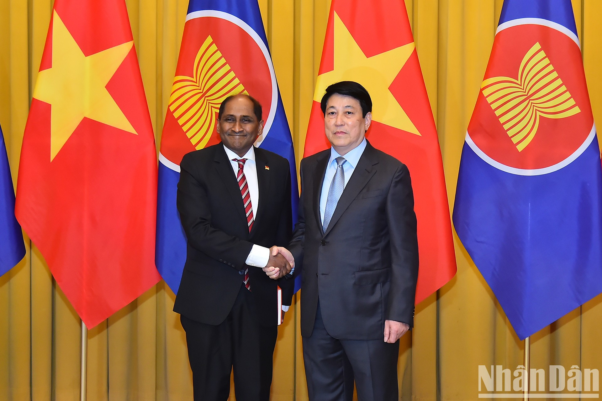 El presidente Luong Cuong y el embajador de Singapur en Vietnam, Jaya Ratnam.
