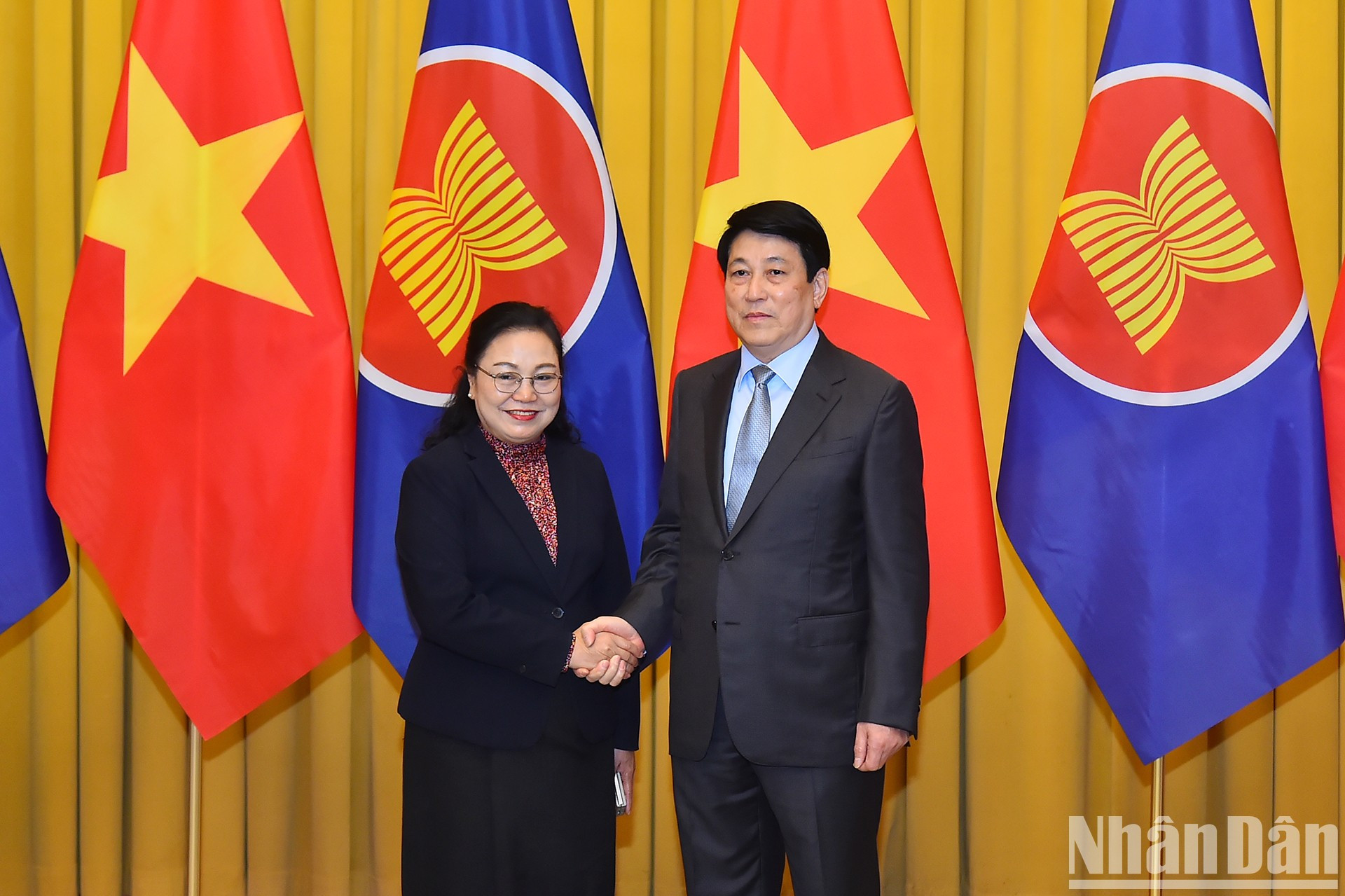 El mandatario vietnamita y la embajadora de Laos en Vietnam, Khamphao Ernthavanh.