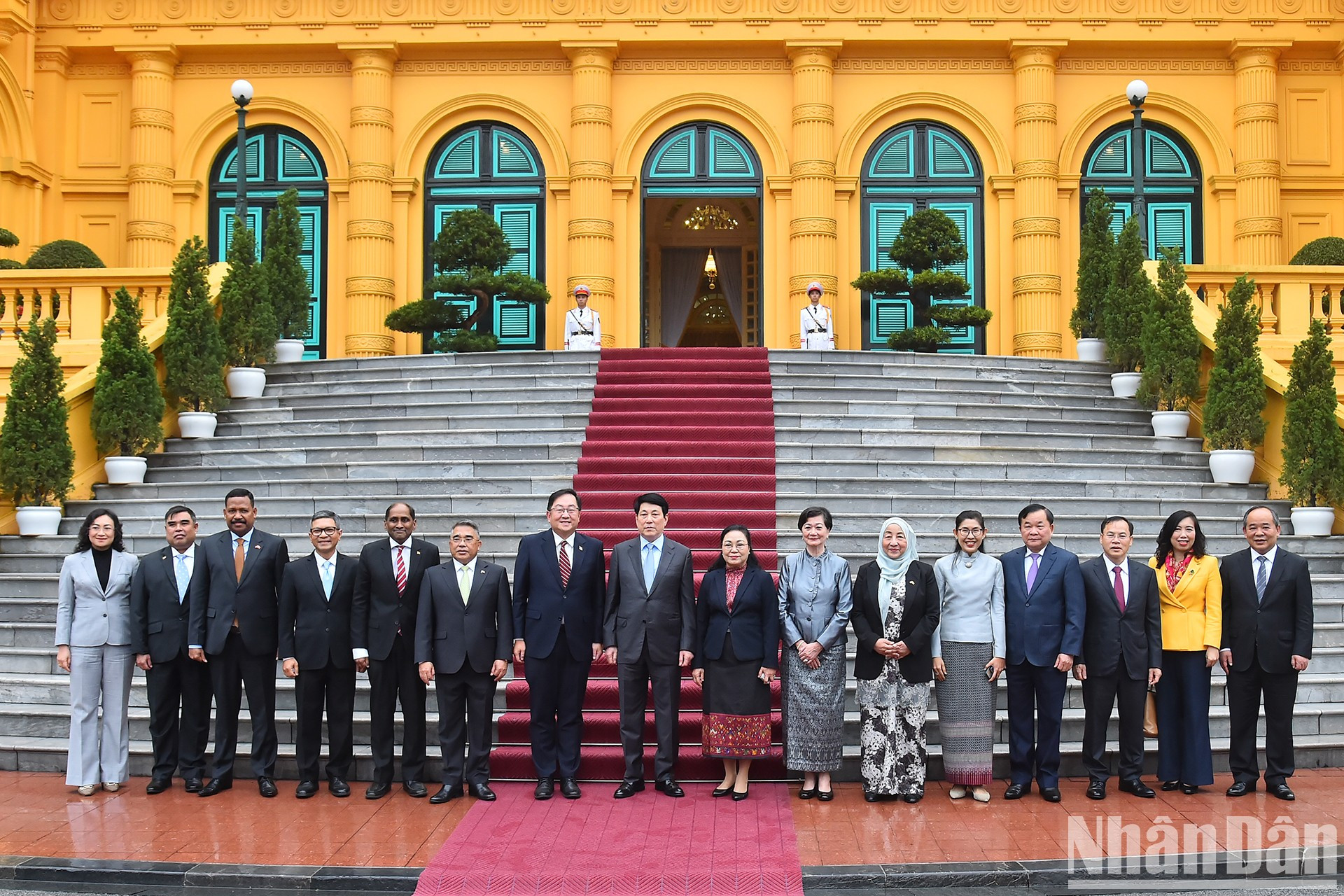 El presidente Luong Cuong y los embajadores y encargados de negocios de los países de la Asean y de Timor Oriental en Vietnam.