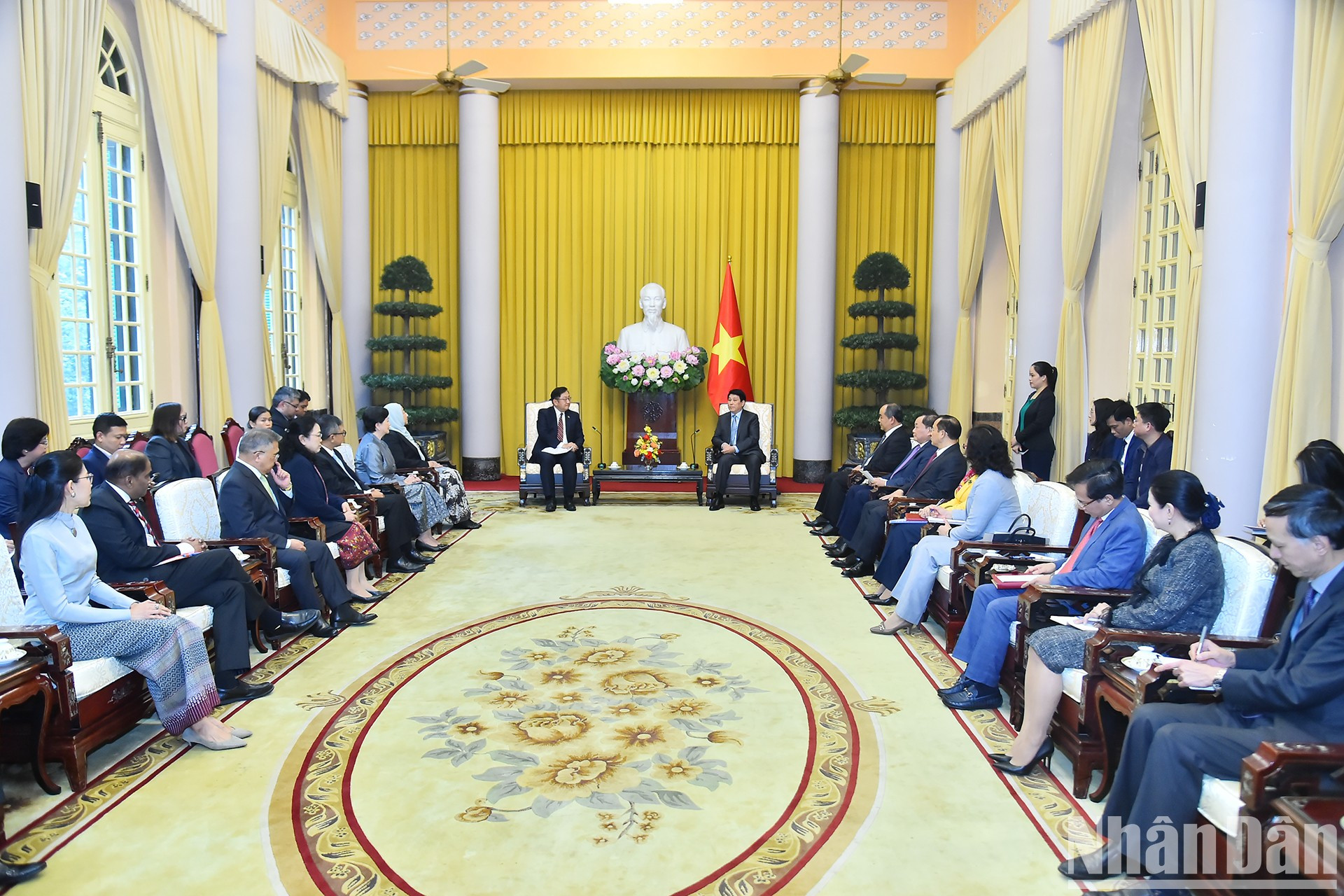 El presidente Luong Cuong recibe a los embajadores y encargados de negocios de los países de la Asean y de Timor Oriental acreditados en Vietnam.