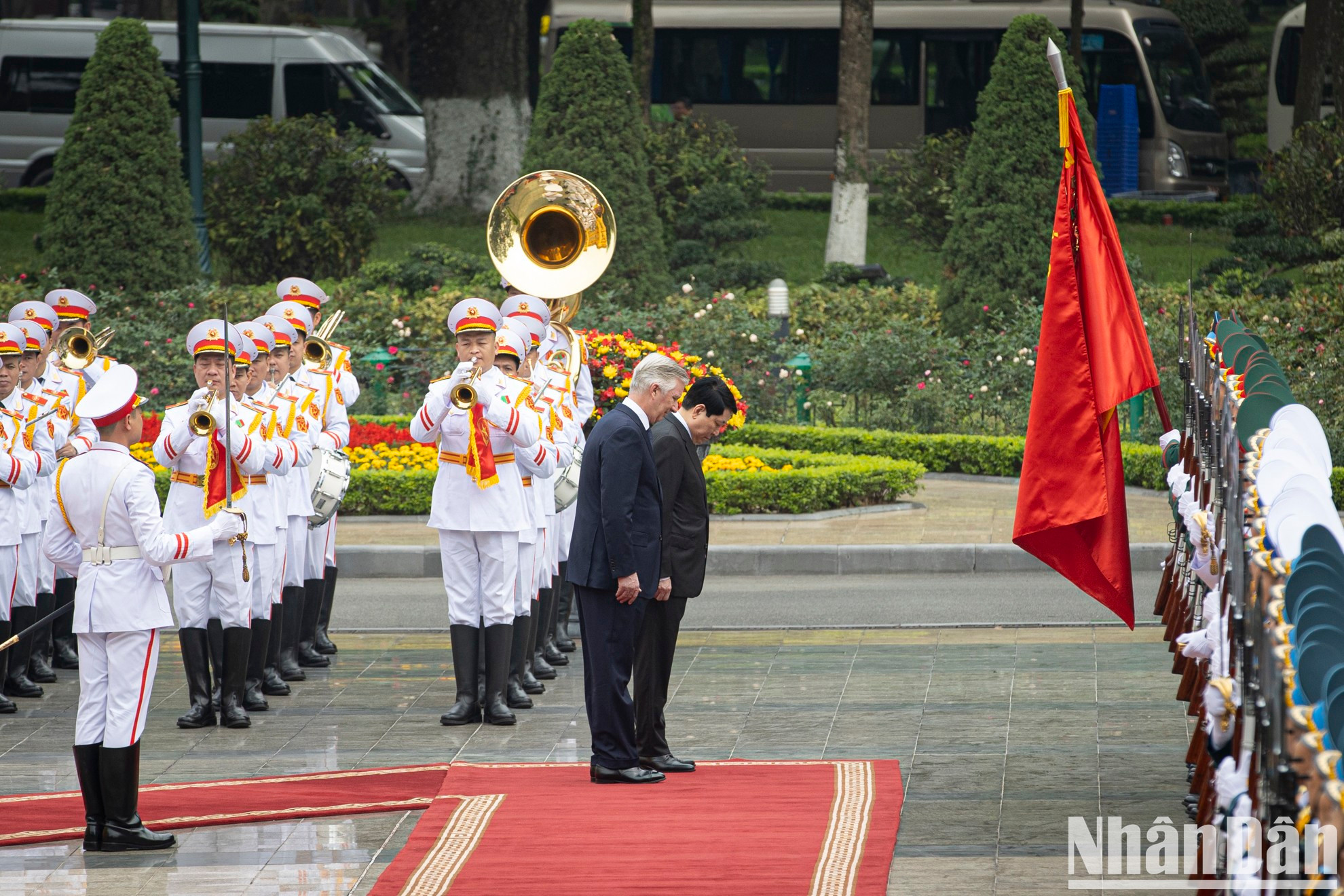 El presidente Luong Cuong y el rey Felipe de Bélgica saludan la bandera de la victoria. El presidente Luong Cuong y el rey Felipe de Bélgica saludan la bandera de la victoria.