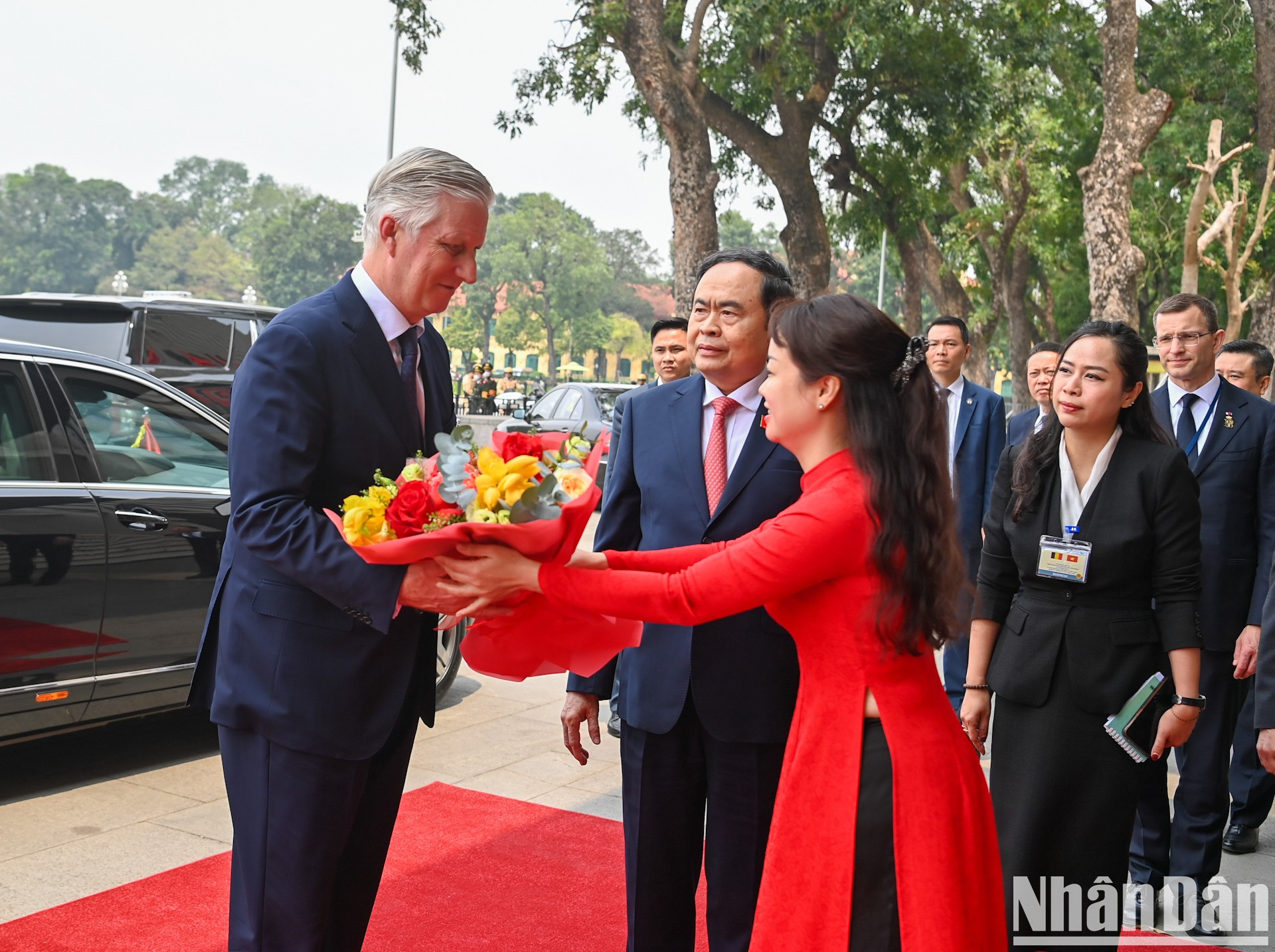 El personal de la Oficina de la ANV entrega flores para dar la bienvenida al Rey Felipe de Bélgica. El personal de la Oficina de la ANV entrega flores para dar la bienvenida al Rey Felipe de Bélgica.