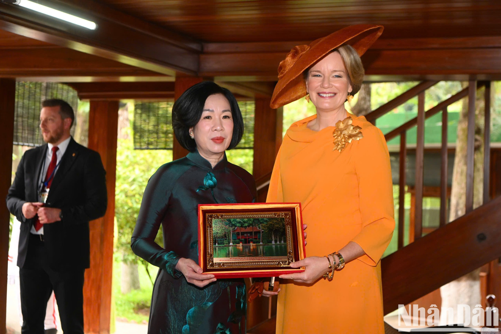 Nguyen Thi Minh Nguyet, esposa del presidente vietnamita, regala a la reina Matilde del de Bélgica un cuadro de la casa sobre pilotes del tío Ho.