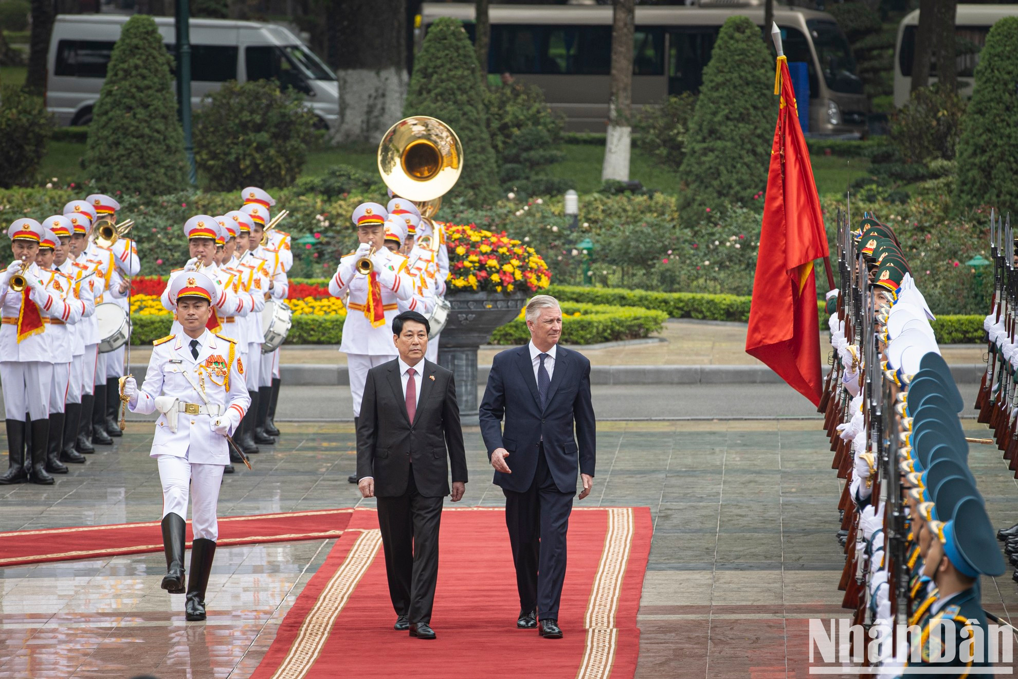 El presidente Luong Cuong y el rey Felipe de Bélgica pasan revista a la guardia de honor del Ejército Popular de Vietnam. El presidente Luong Cuong y el rey Felipe de Bélgica pasan revista a la guardia de honor del Ejército Popular de Vietnam.