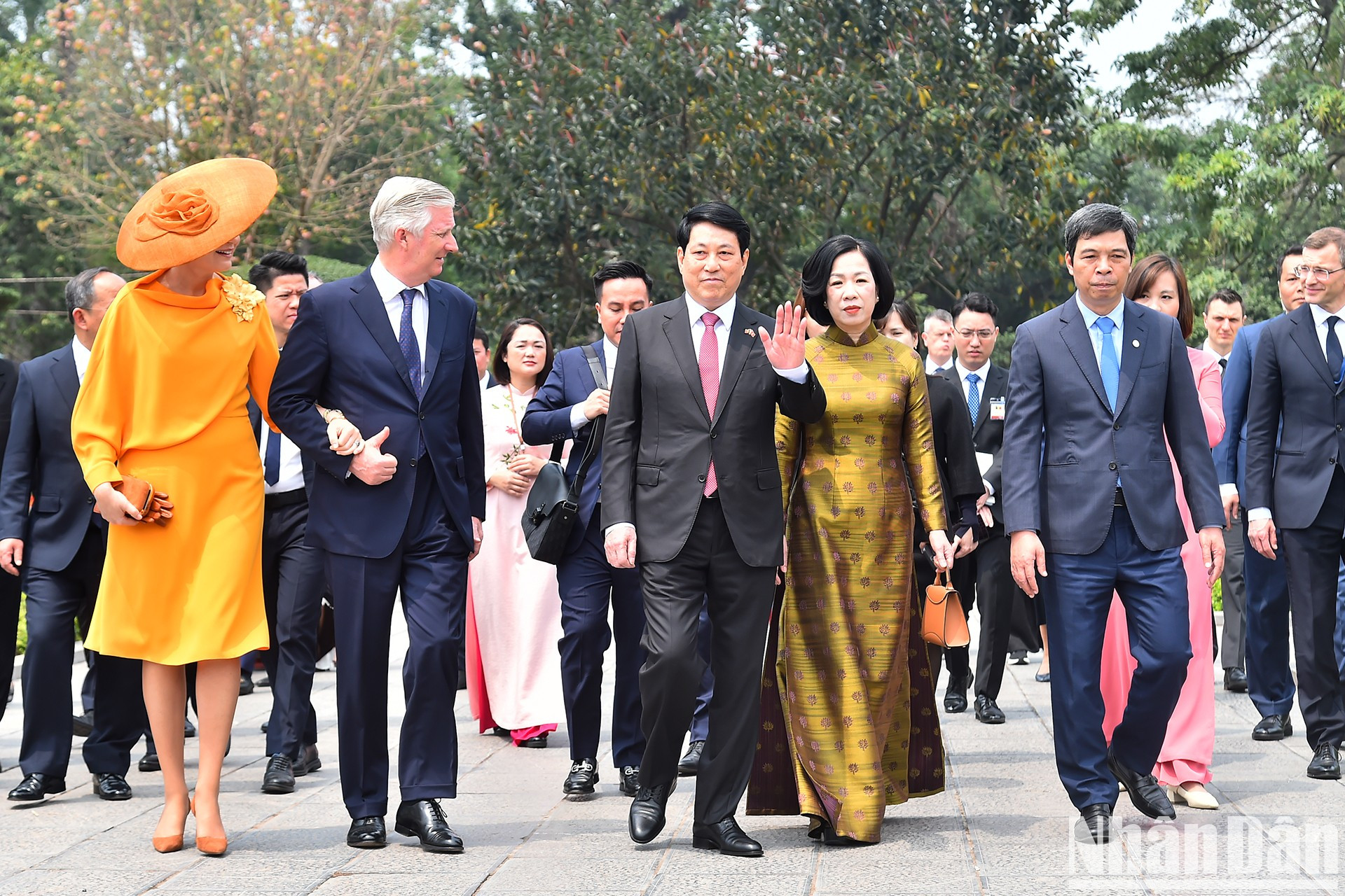 El presidente Luong Cuong y su esposa, junto con el rey Felipe de Bélgica y la reina Matilde, visitan la Ciudadela Imperial de Thang Long.