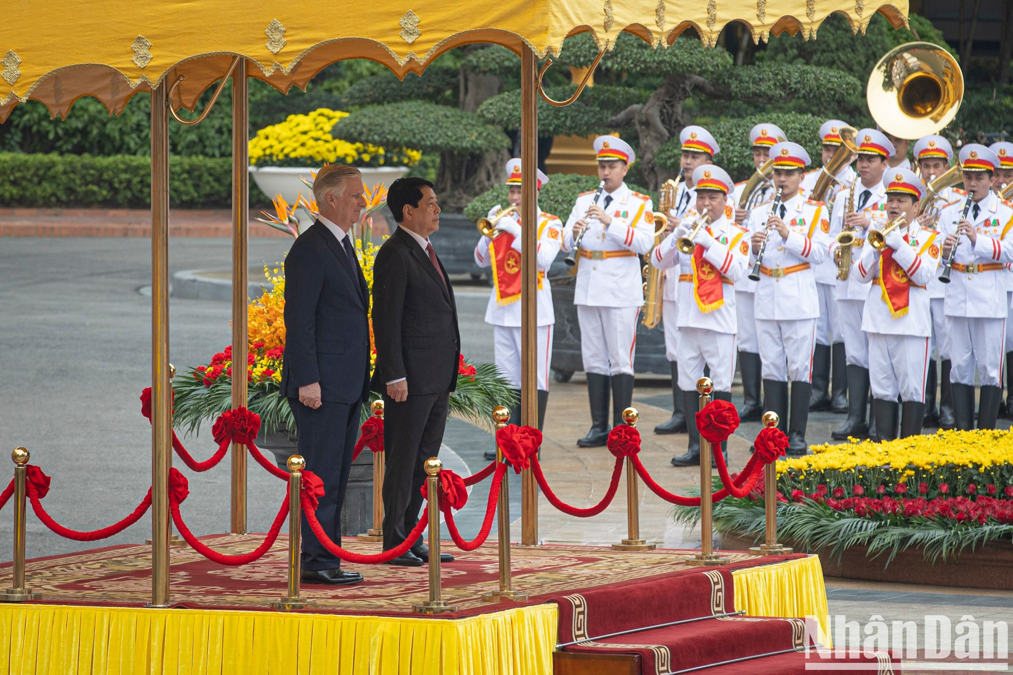 El presidente Luong Cuong y el Rey Felipe de Bélgica escuchan himnos nacionales de los dos países. El presidente Luong Cuong y el Rey Felipe de Bélgica escuchan himnos nacionales de los dos países.