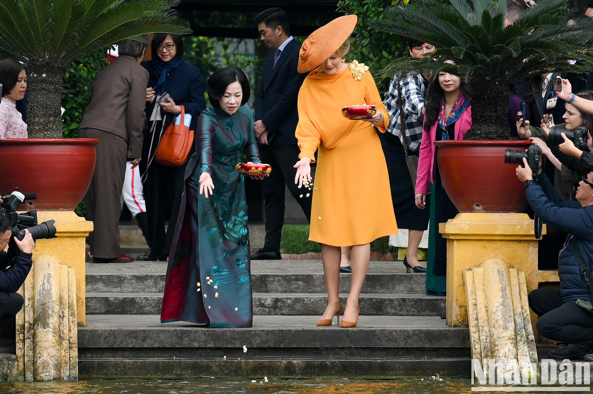 Las dos damas visitan el estanque de peces del tío Ho, ubicado justo en frente de la casa sobre pilotes.