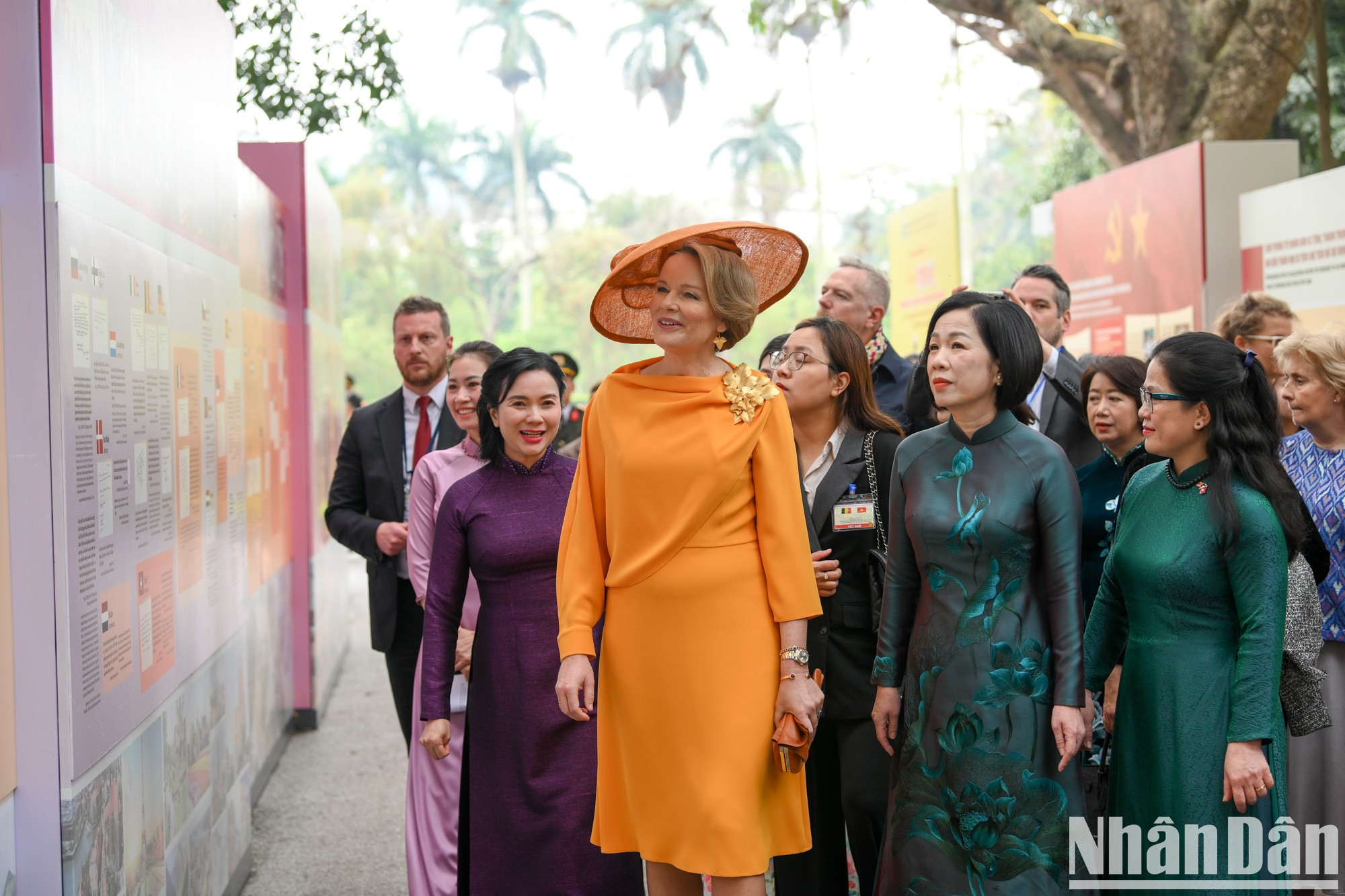 También visitan la exposición de imágenes de jefes de Estado y organizaciones internacionales que recorrieron la zona de reliquias del Presidente Ho Chi Minh.
