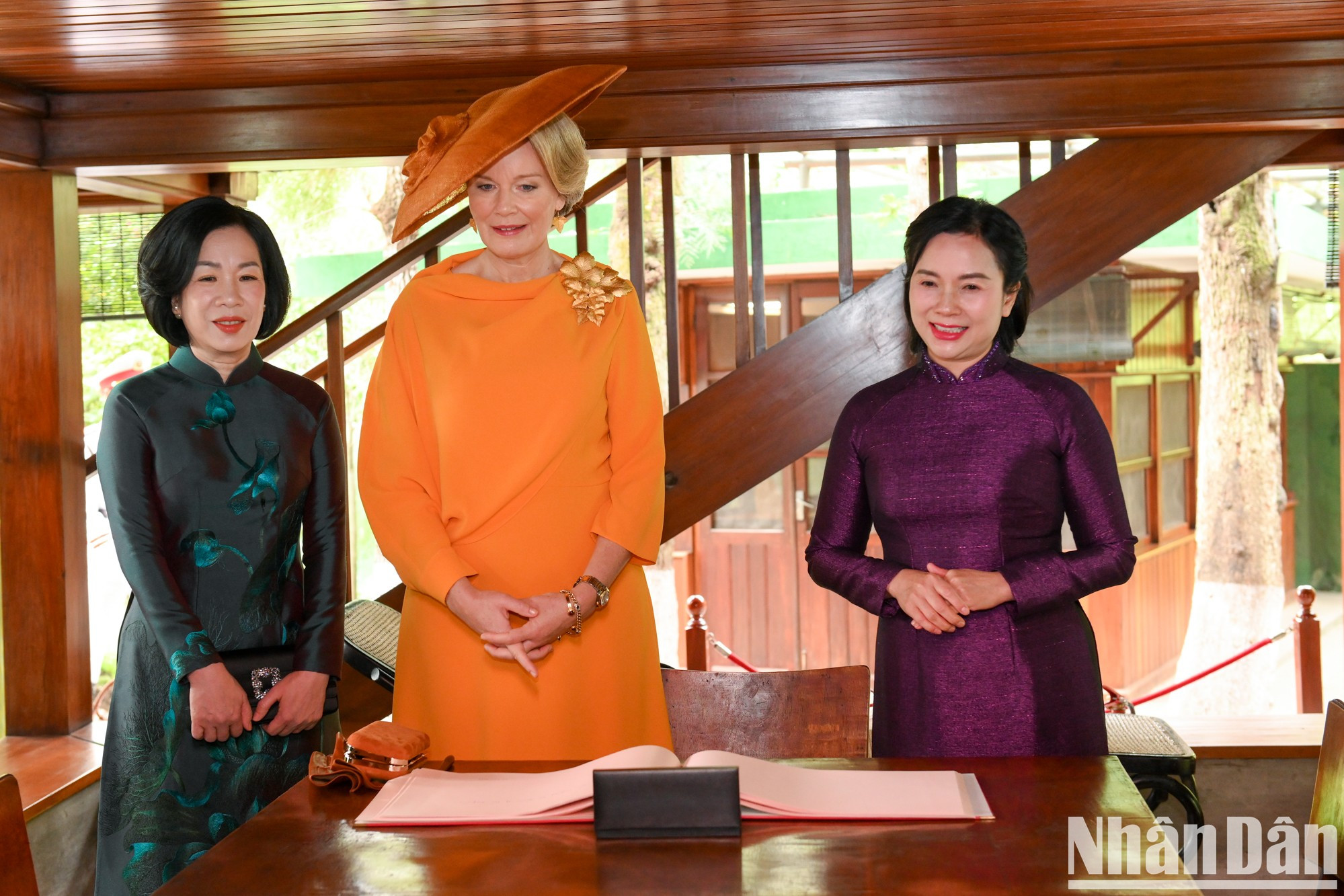 Las dos damas escuchan una introducción sobre la Casa sobre pilotes del tío Ho, la vida y la obra del líder de la independencia vietnamita.