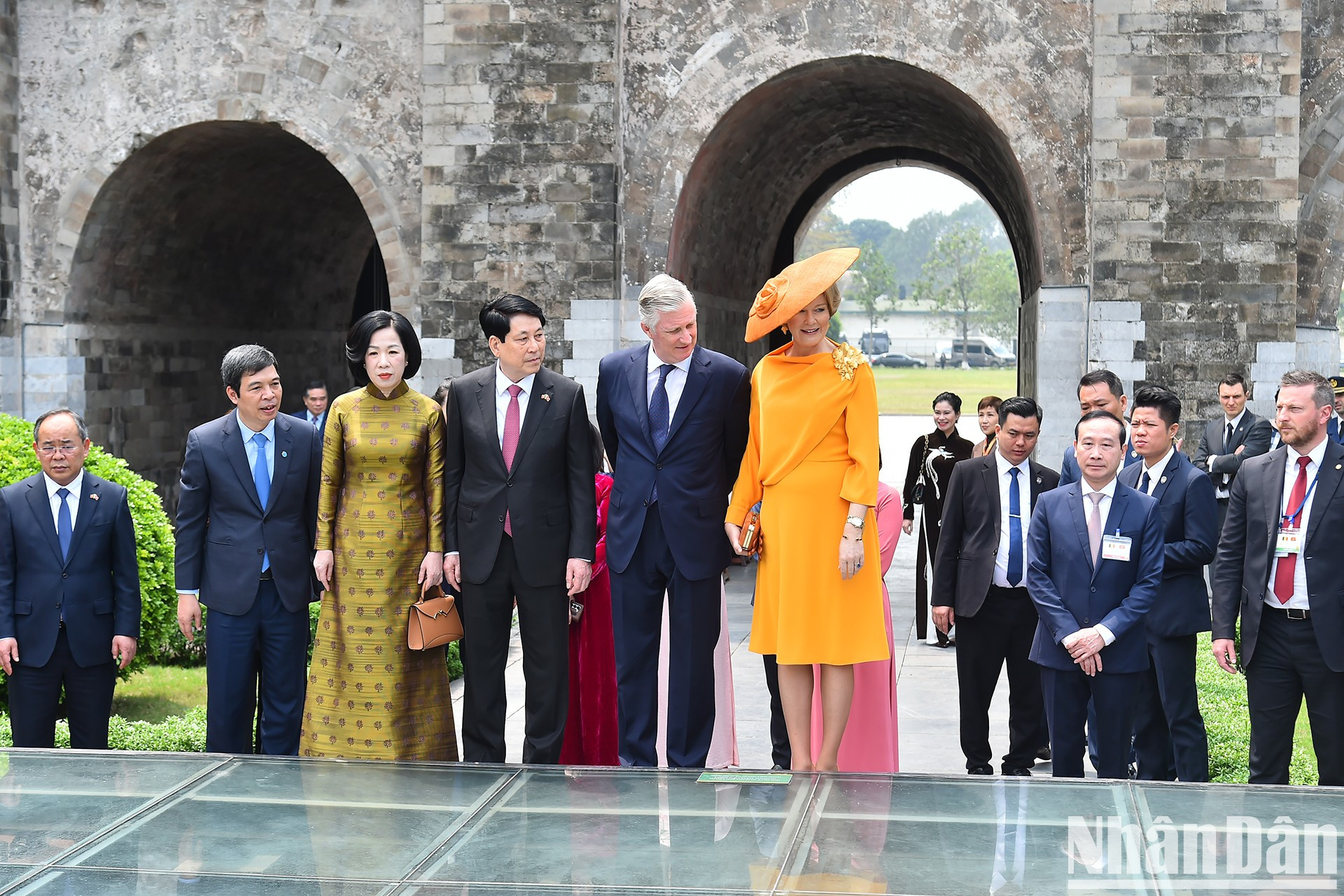 El presidente Luong Cuong y su esposa, junto con el rey Felipe de Bélgica y la reina Matilde visitan la zona arqueológica detrás de la puerta Doan Mon.