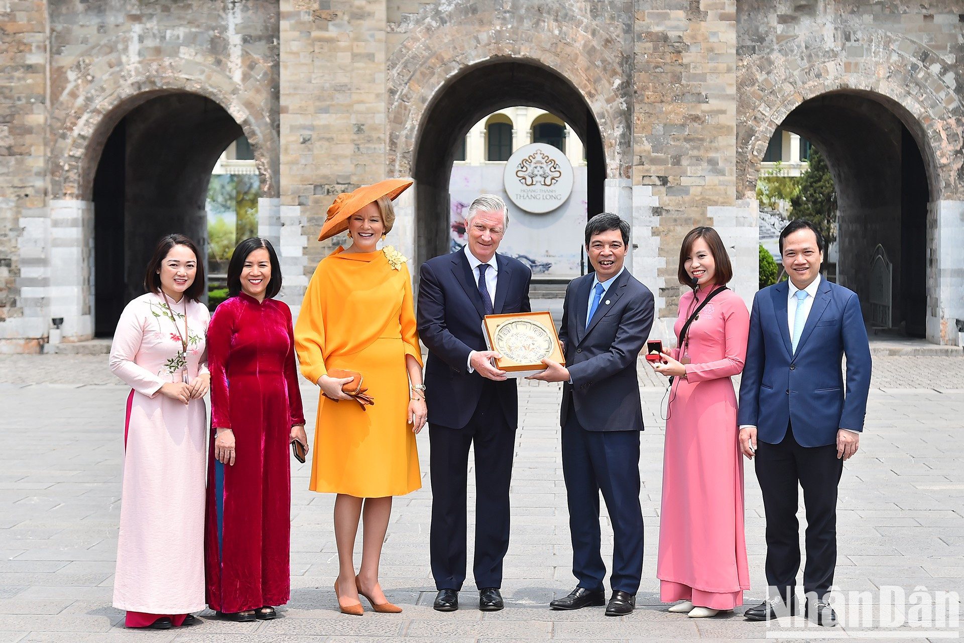 Representantes del Centro de Conservación del Patrimonio de Thang Long-Hanói entregan obsequios al rey Felipe de Bélgica y la reina Matilde.