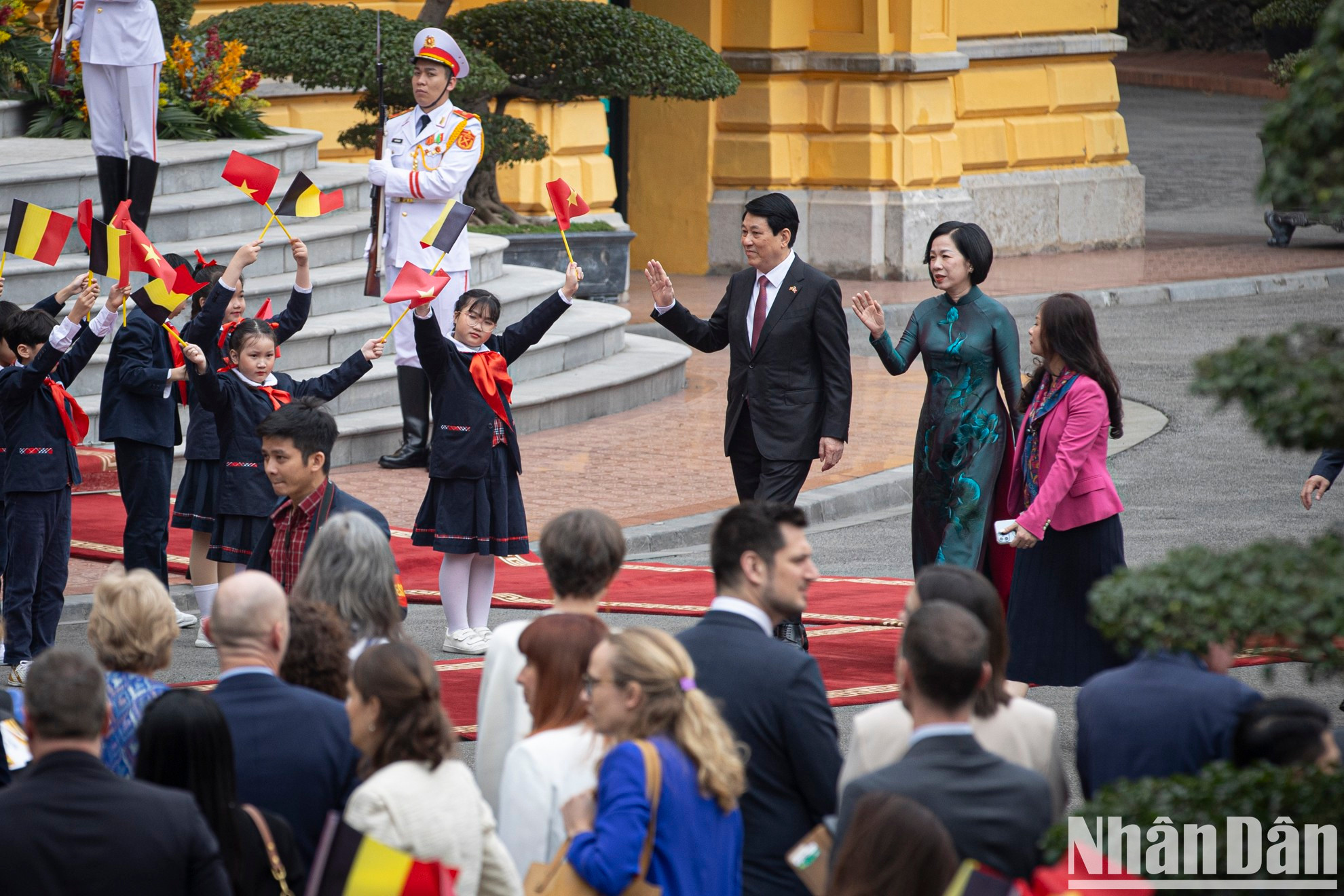El presidente de Vietnam, Luong Cuong y su esposa, saludan a los niños de la capital. (Fuente: VNA) El presidente de Vietnam, Luong Cuong y su esposa, saludan a los niños de la capital. (Fuente: VNA)