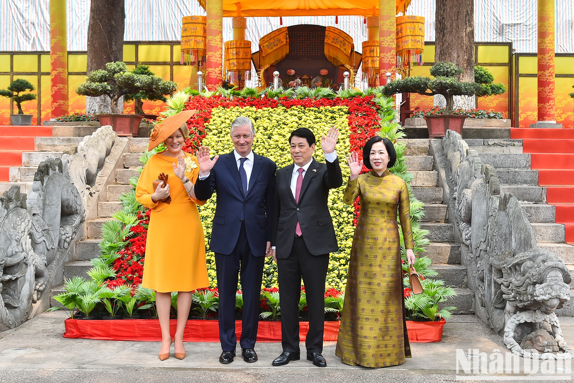 El presidente Luong Cuong y su esposa, junto con el rey Felipe de Bélgica y la reina Matilde, en las escaleras de dragón del Palacio Kinh Thien.