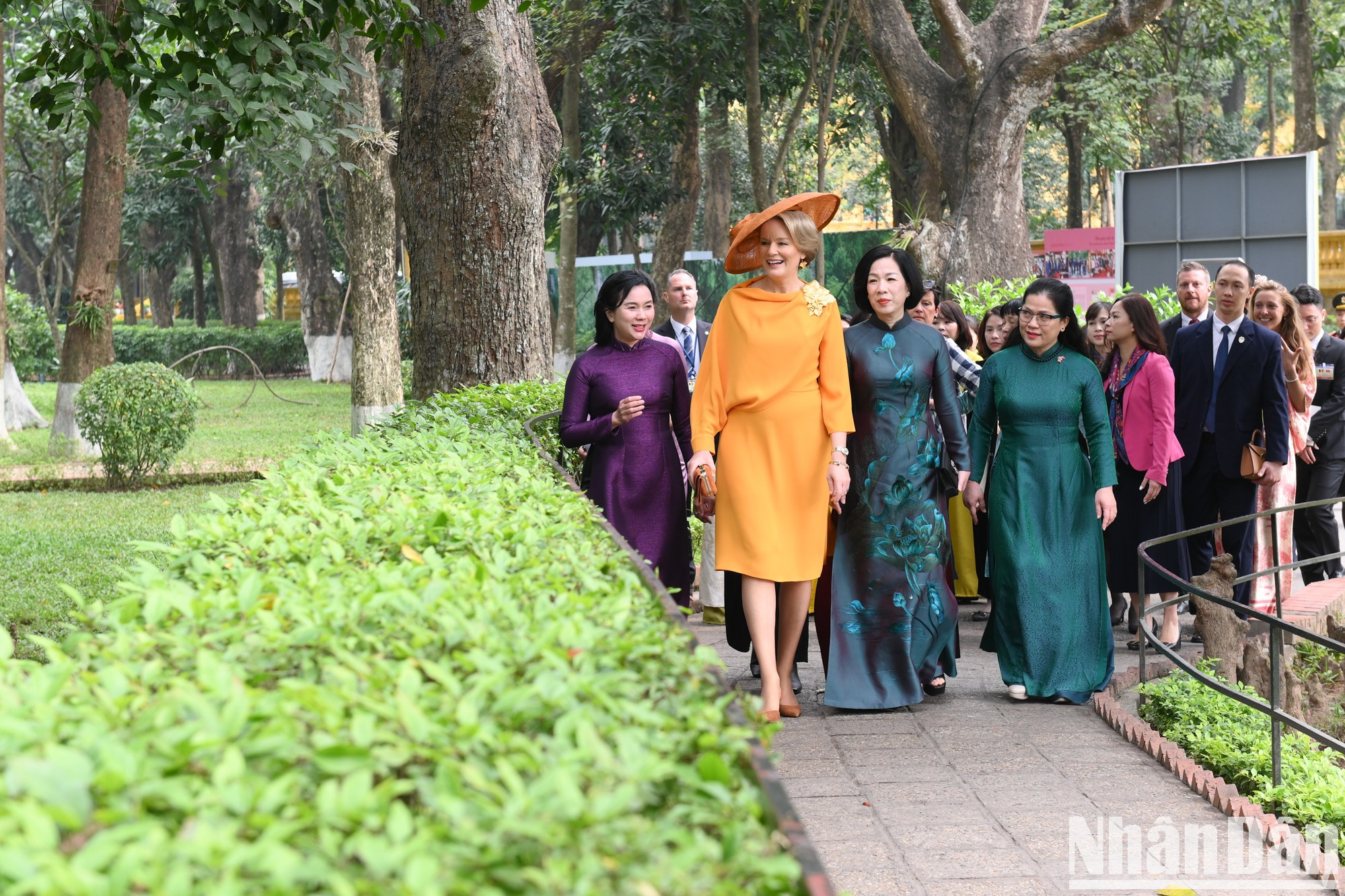 Las dos damas escuchan una introducción sobre los edificios dentro del sitio.