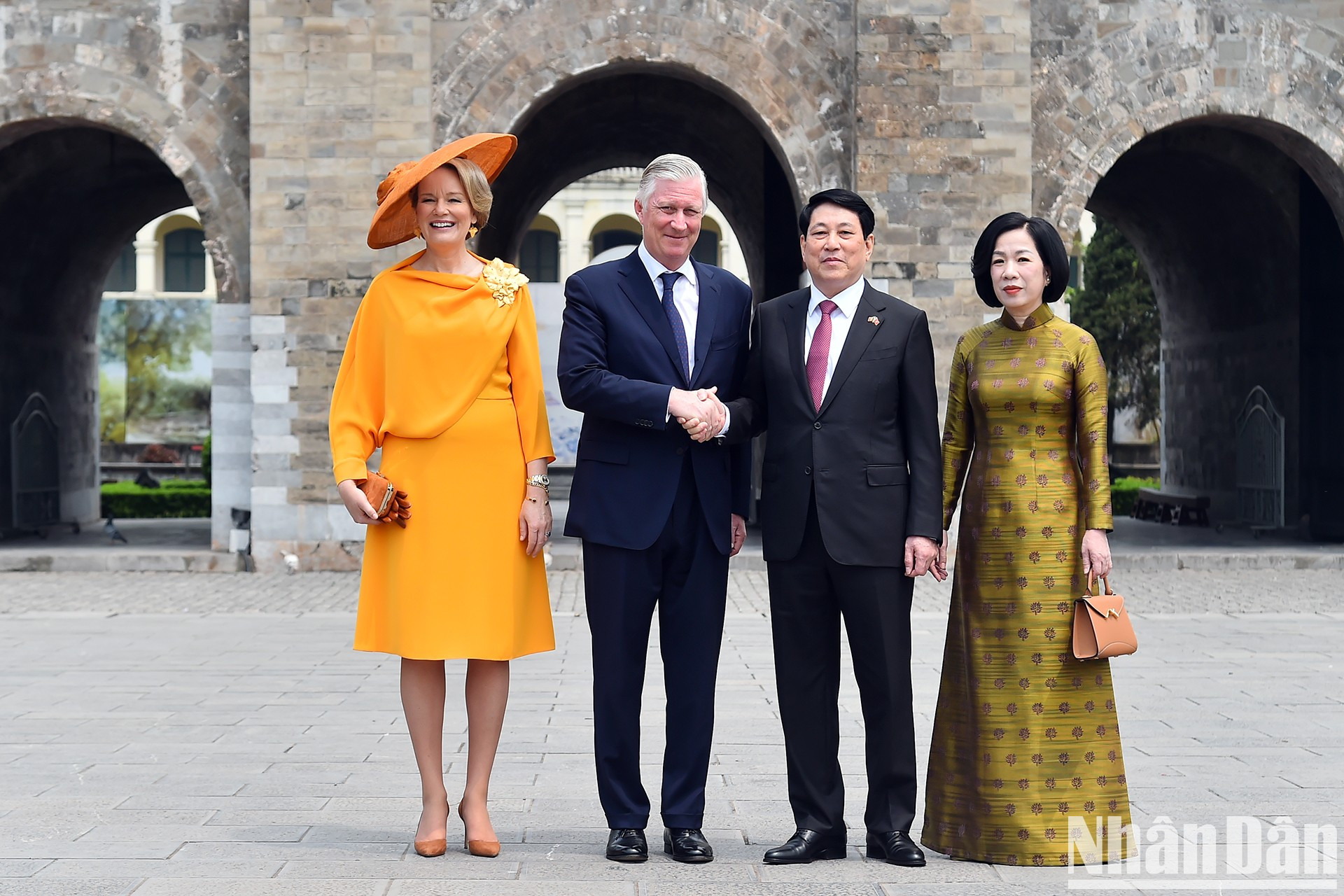 El presidente Luong Cuong y su esposa reciben al rey Felipe de Bélgica y la reina Matilde, en la Puerta Doan Mon.