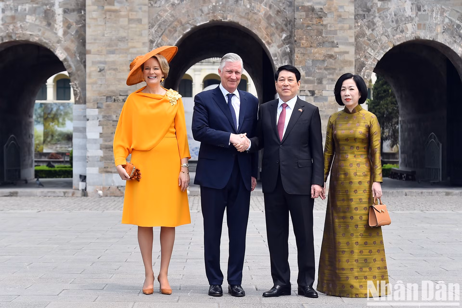 El presidente Luong Cuong y su esposa reciben al rey Felipe de Bélgica y la reina Matilde, en la Puerta Doan Mon. El presidente Luong Cuong y su esposa reciben al rey Felipe de Bélgica y la reina Matilde, en la Puerta Doan Mon.