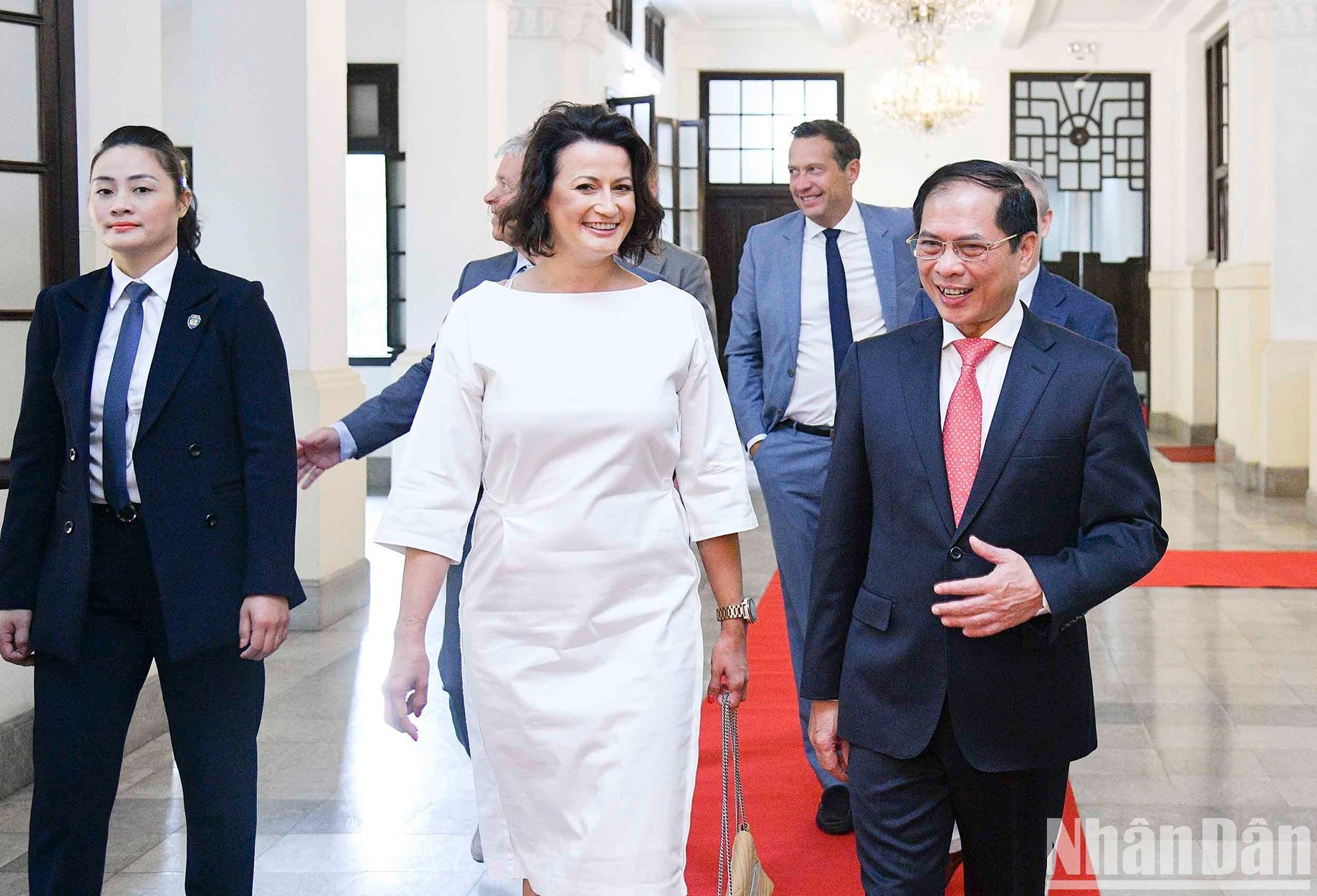 La presidenta del Senado belga, Stephanie D'Hose se reúne con el ministro de Relaciones Exteriores de Vietnam, Bui Thanh Son. La presidenta del Senado belga, Stephanie D'Hose se reúne con el ministro de Relaciones Exteriores de Vietnam, Bui Thanh Son.