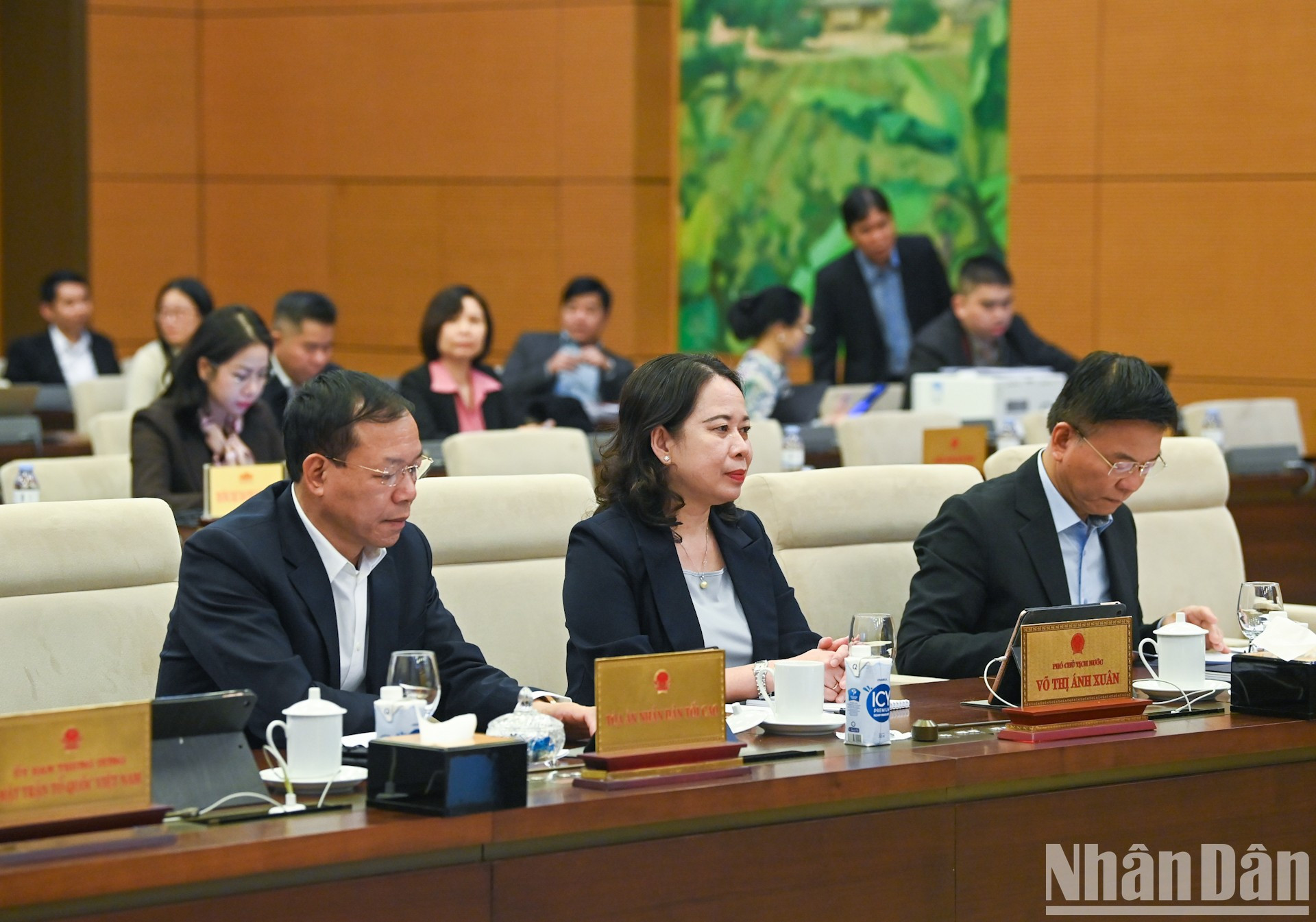 La vicepresidenta Vo Thi Anh Xuan, el viceprimer ministro Le Thanh Long y los delegados a la reunión.