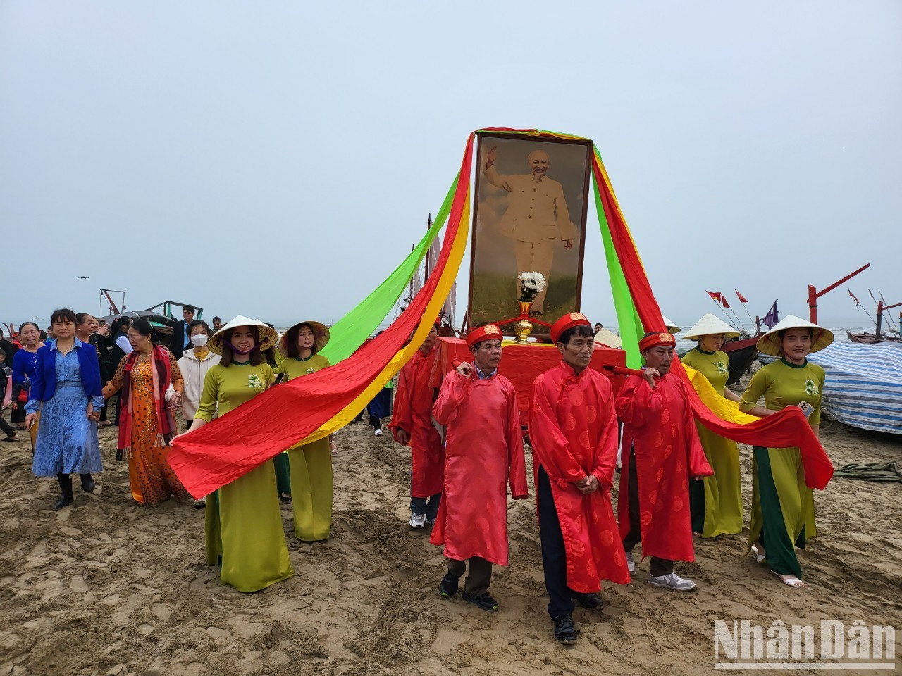 El festival se celebra en el quinto día del primer mes lunar, cuando los pescadores comienzan un nuevo año laboral. La actividad tiene como objetivos expresar gratitud hacia el Dios Ballena por salvaguardar a los pescadores y pedir por un año de paz y abundancia. El festival se celebra en el quinto día del primer mes lunar, cuando los pescadores comienzan un nuevo año laboral. La actividad tiene como objetivos expresar gratitud hacia el Dios Ballena por salvaguardar a los pescadores y pedir por un año de paz y abundancia.