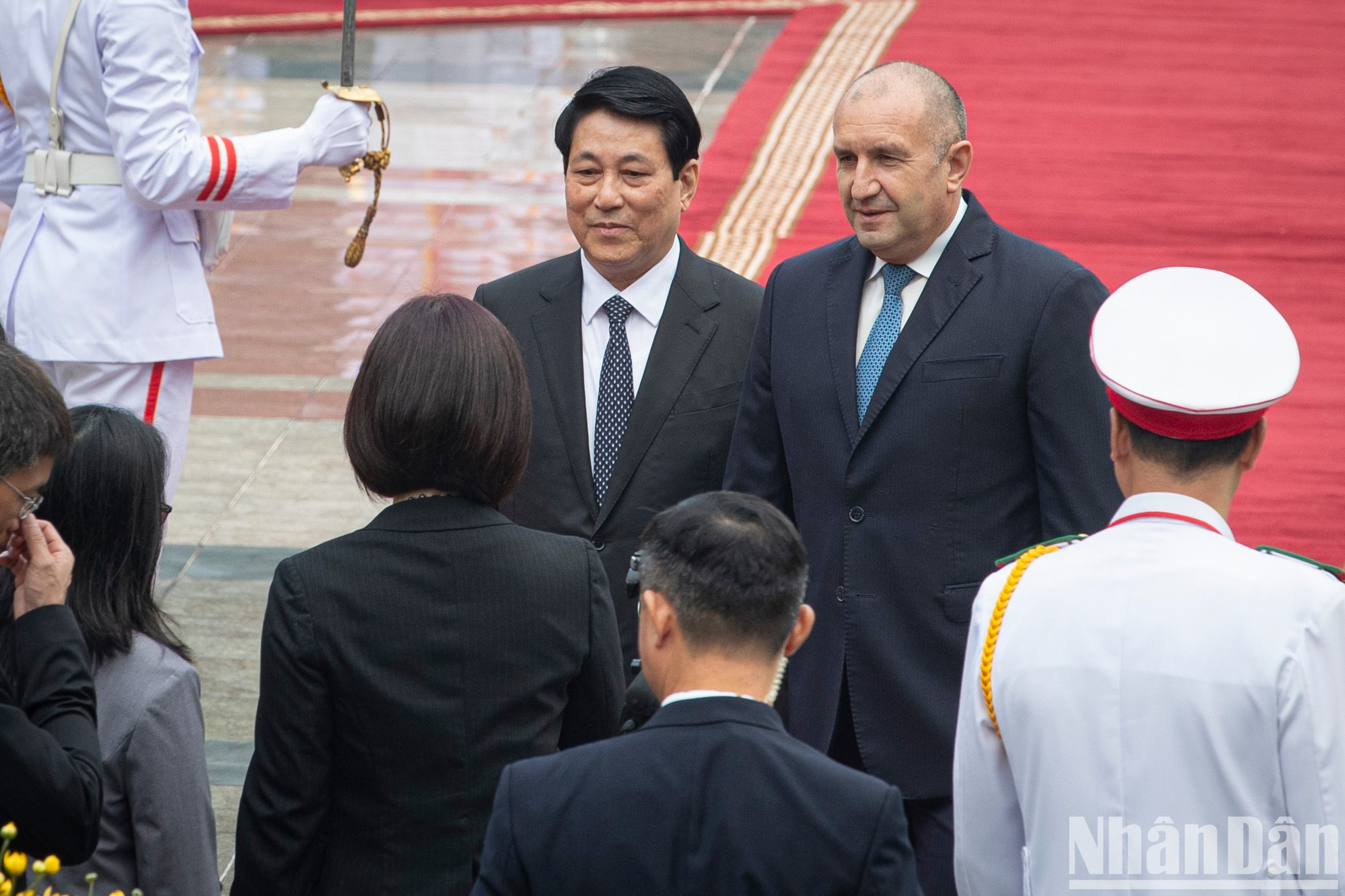 El presidente Luong Cuong presenta al presidente búlgaro, Rumen Radev, a los delegados vietnamitas que asisten a la ceremonia de bienvenida. El presidente Luong Cuong presenta al presidente búlgaro, Rumen Radev, a los delegados vietnamitas que asisten a la ceremonia de bienvenida.
