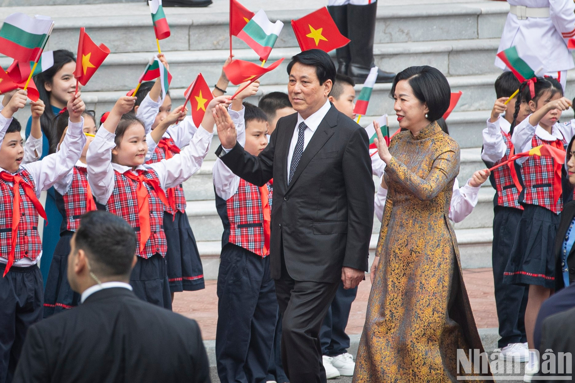 El presidente Luong Cuong y su esposa saludan a los niños de la capital. El presidente Luong Cuong y su esposa saludan a los niños de la capital.