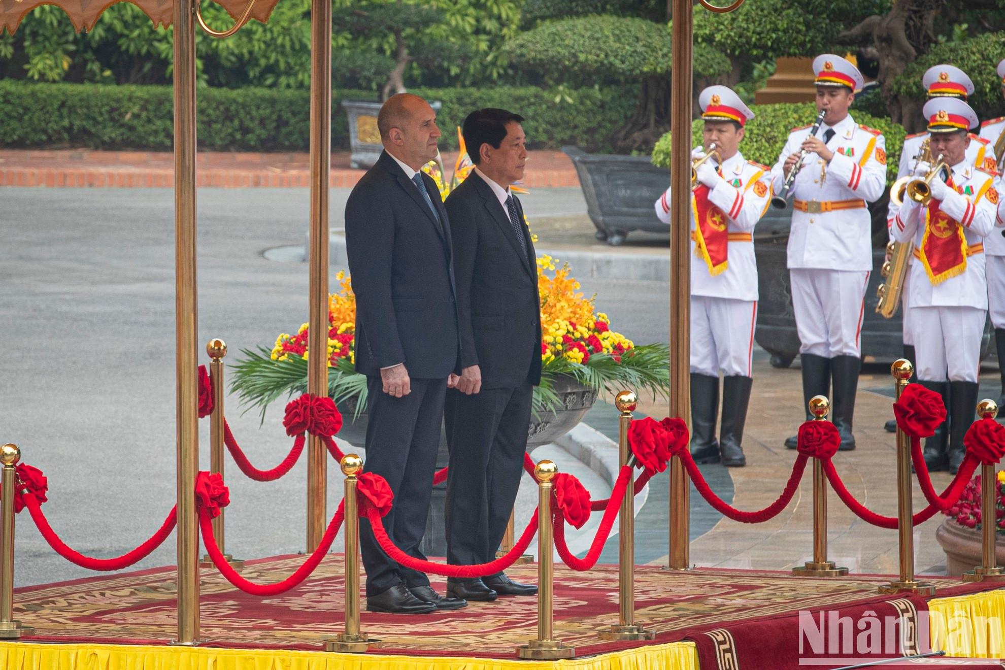 Los presidentes Luong Cuong y Rumen Radev escucharon los himnos nacionales de ambos países. Los presidentes Luong Cuong y Rumen Radev escucharon los himnos nacionales de ambos países.
