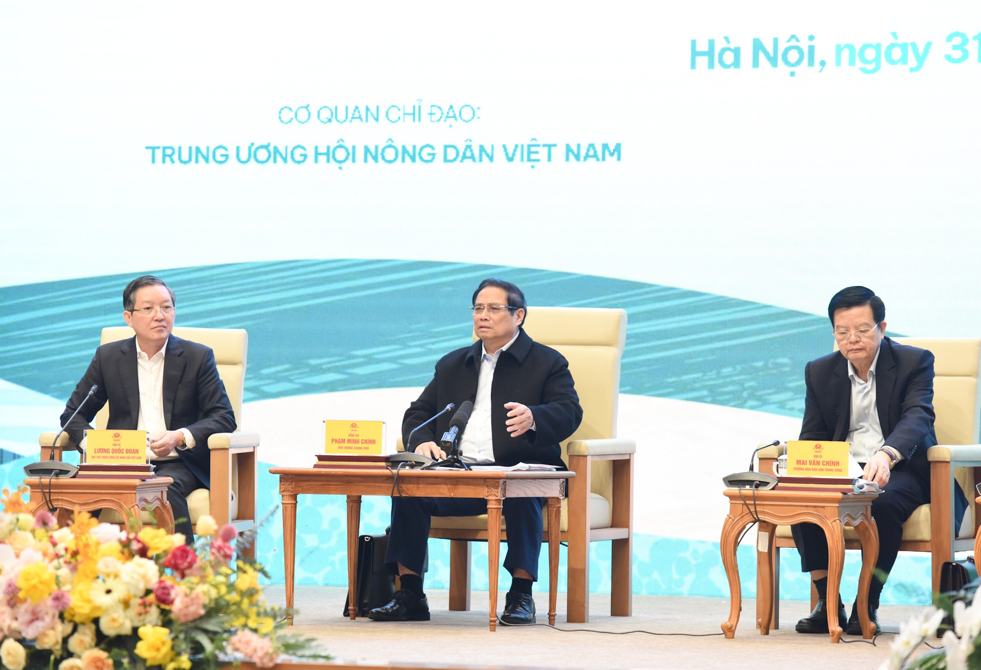 El primer ministro Pham Minh Chinh dialoga con los agricultores. El primer ministro Pham Minh Chinh dialoga con los agricultores.