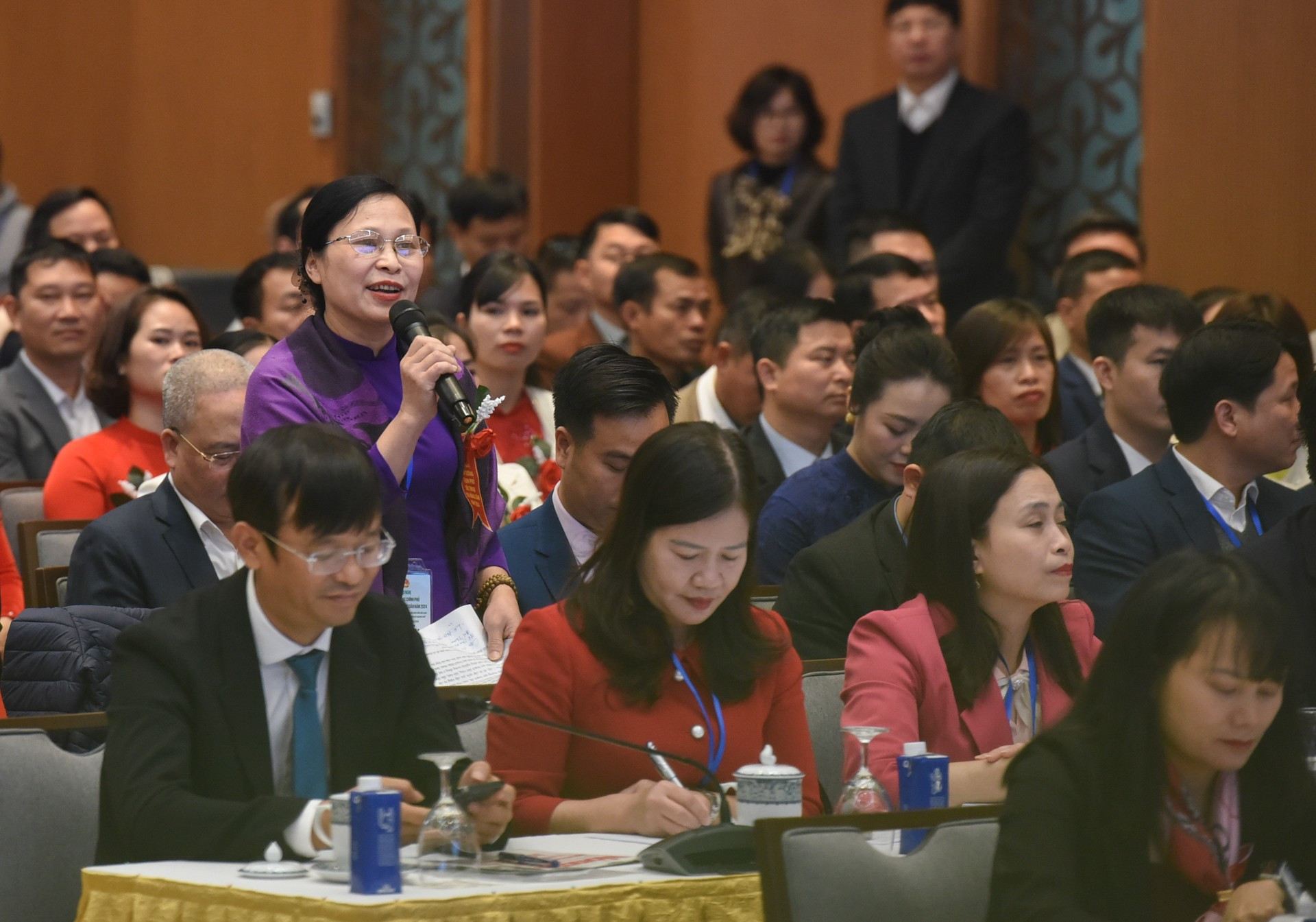 La directora de la Cooperativa de Té Thinh An, Vu Thi Thuong Huyen, habla en la conferencia. La directora de la Cooperativa de Té Thinh An, Vu Thi Thuong Huyen, habla en la conferencia.