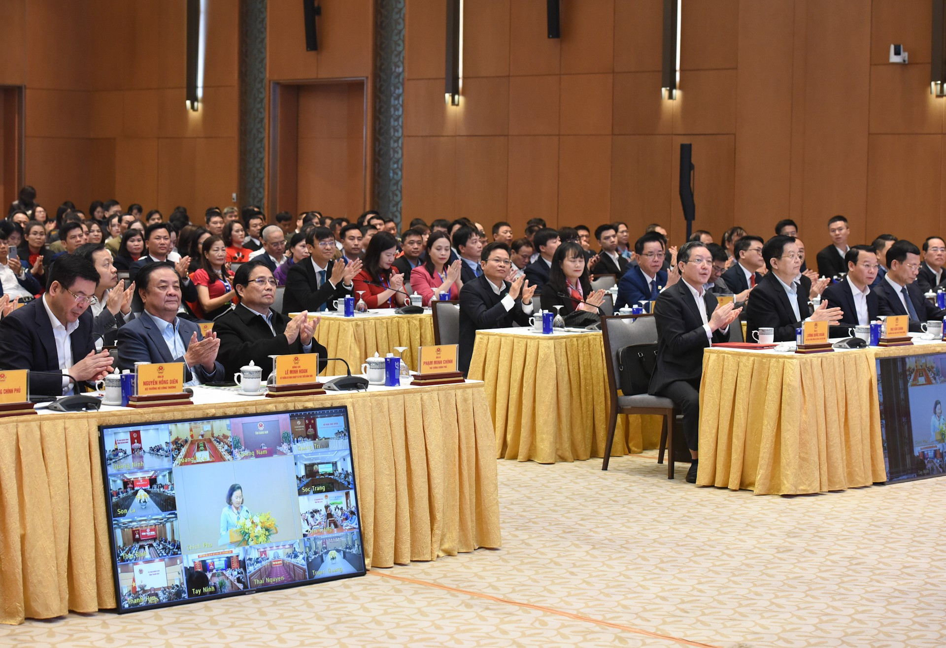 El primer ministro Pham Minh Chinh y los delegados al evento. El primer ministro Pham Minh Chinh y los delegados al evento.