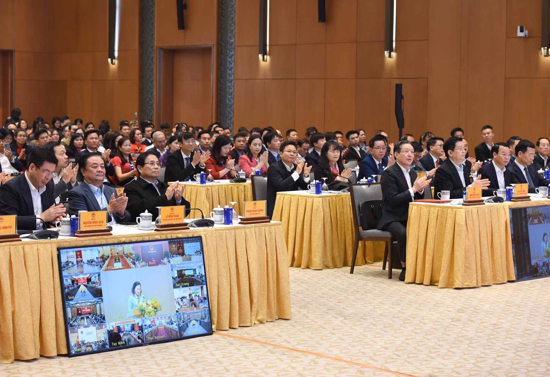 El primer ministro Pham Minh Chinh y los delegados al evento.