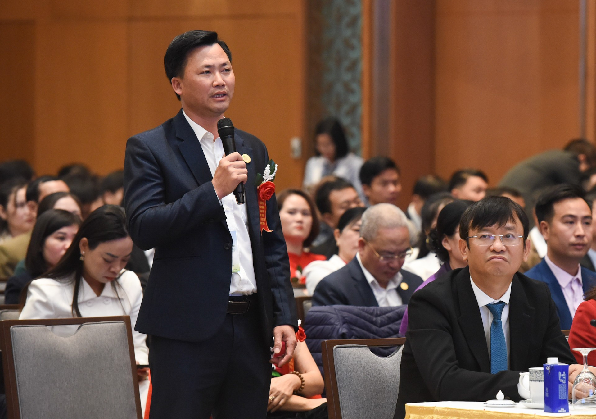 Nguyen Quoc Huy, agricultor de la provincia de Vinh Phuc, habla en la conferencia. Nguyen Quoc Huy, agricultor de la provincia de Vinh Phuc, habla en la conferencia.