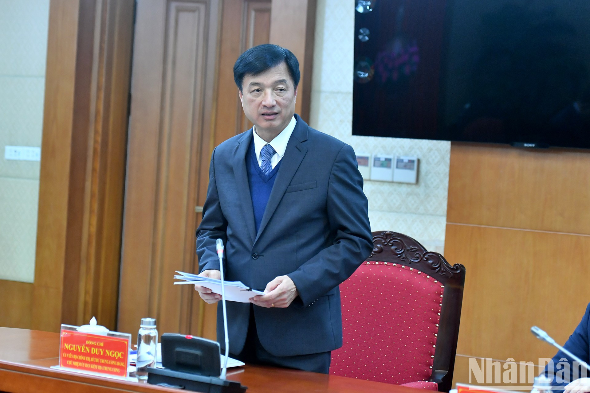 Nguyen Duy Ngoc, miembro del Buró Político, miembro del Secretariado y jefe de la Comisión de Control Disciplinario del PCV, interviene en la cita.