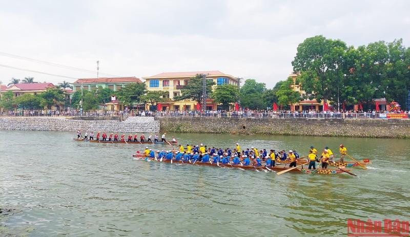Casi mil 500 atletas del distrito de Le Thuy intervinieron en la competición, efectuada en el rio Kien Giang.