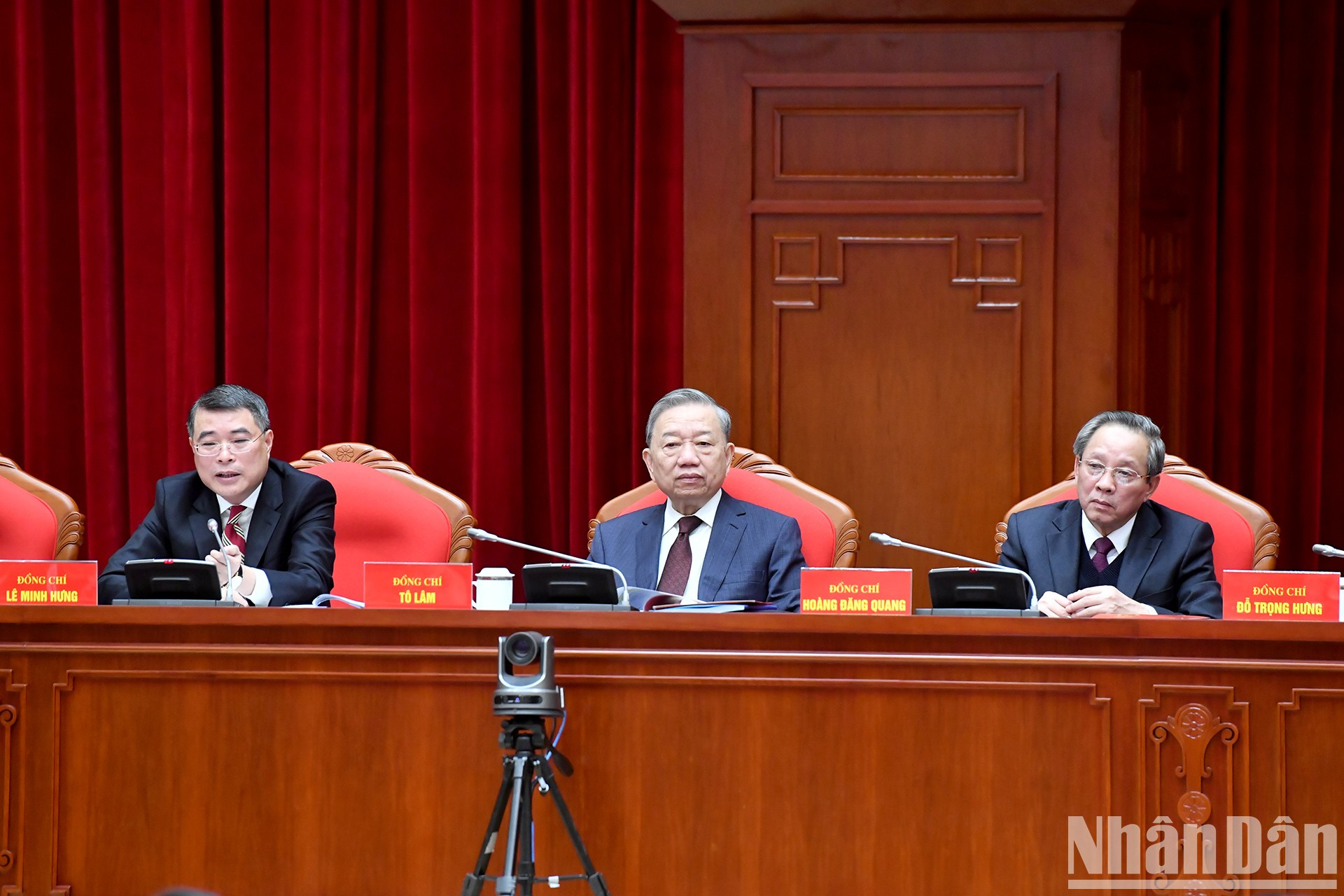 To Lam y los líderes de la Comisión de Organización del Comité Central del PCV, presiden la conferencia.